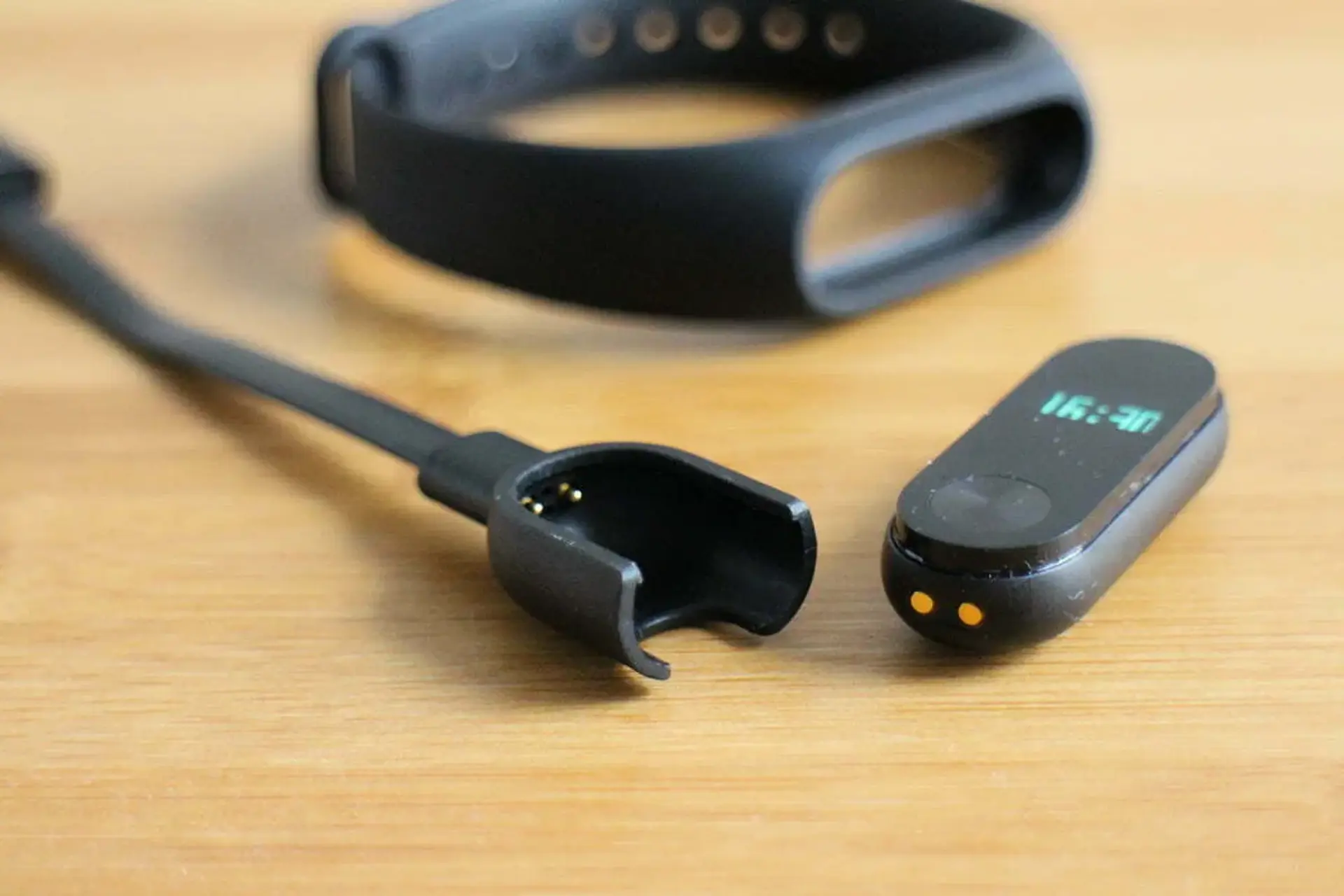 بررسی دستبند هوشمند شیائومی Mi Band 2