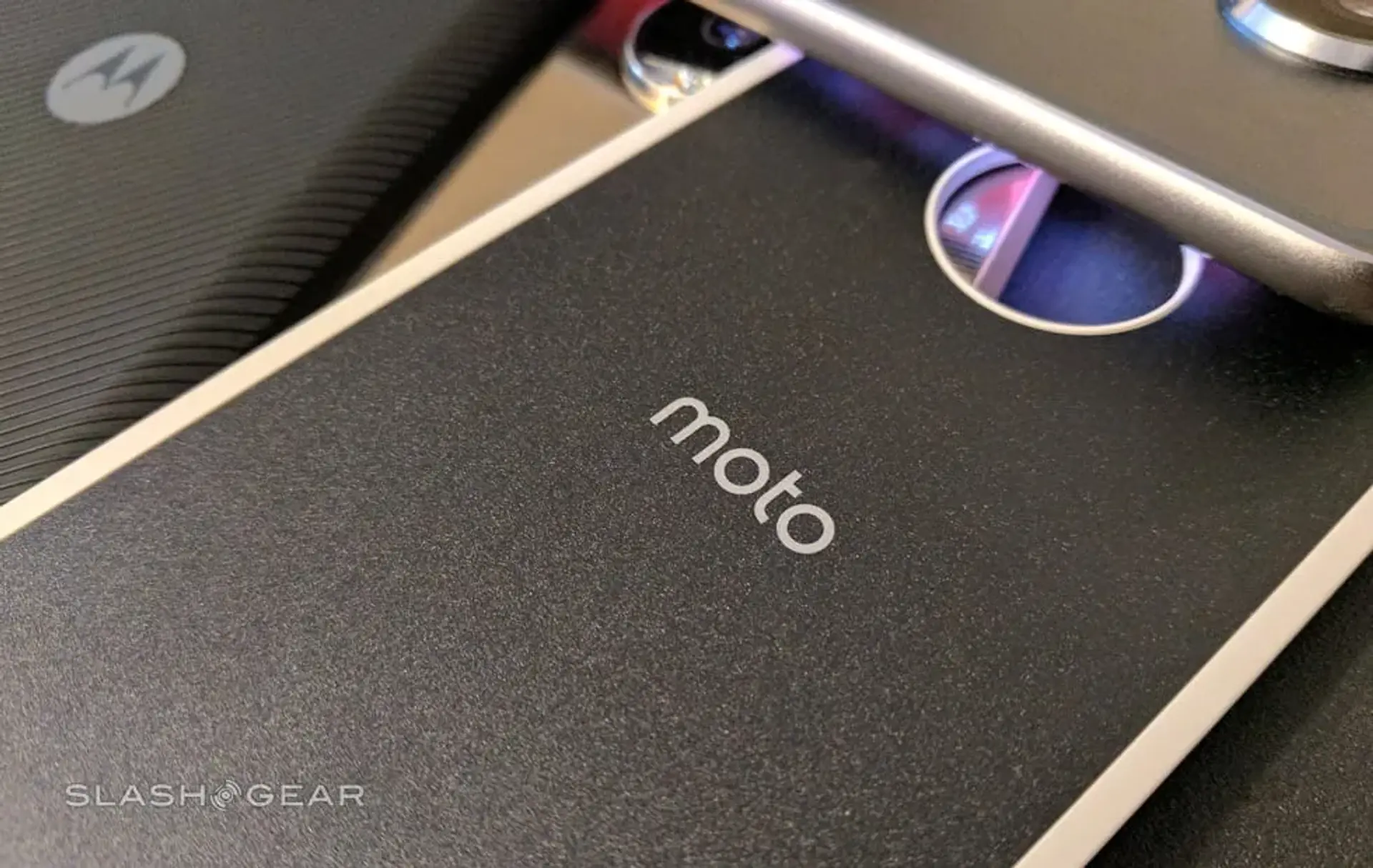 عکس های لو رفته از گوشیMoto Z2 Force