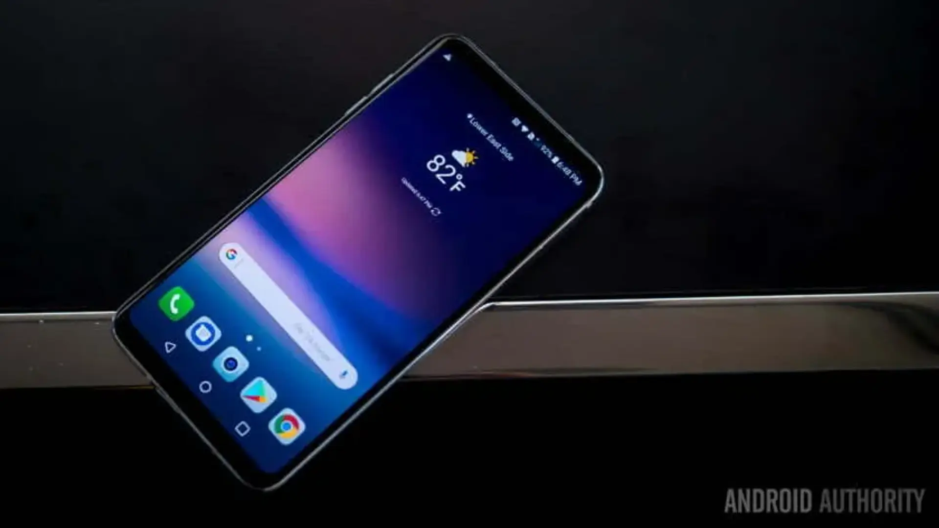 دلیل وجود نمایشگر OLED در LG V30 چیست؟