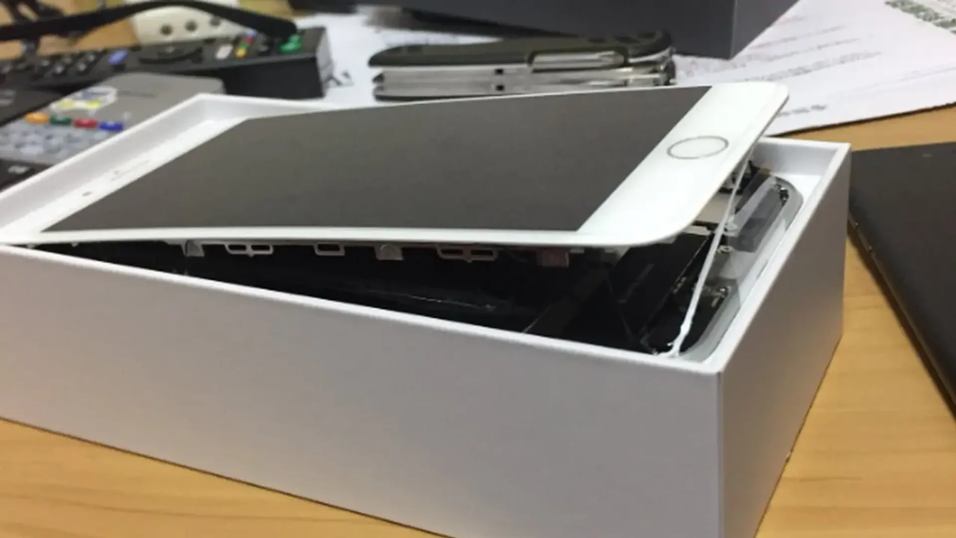 iPhone 8 Plus هنگام شارژ شدن از هم باز می شود