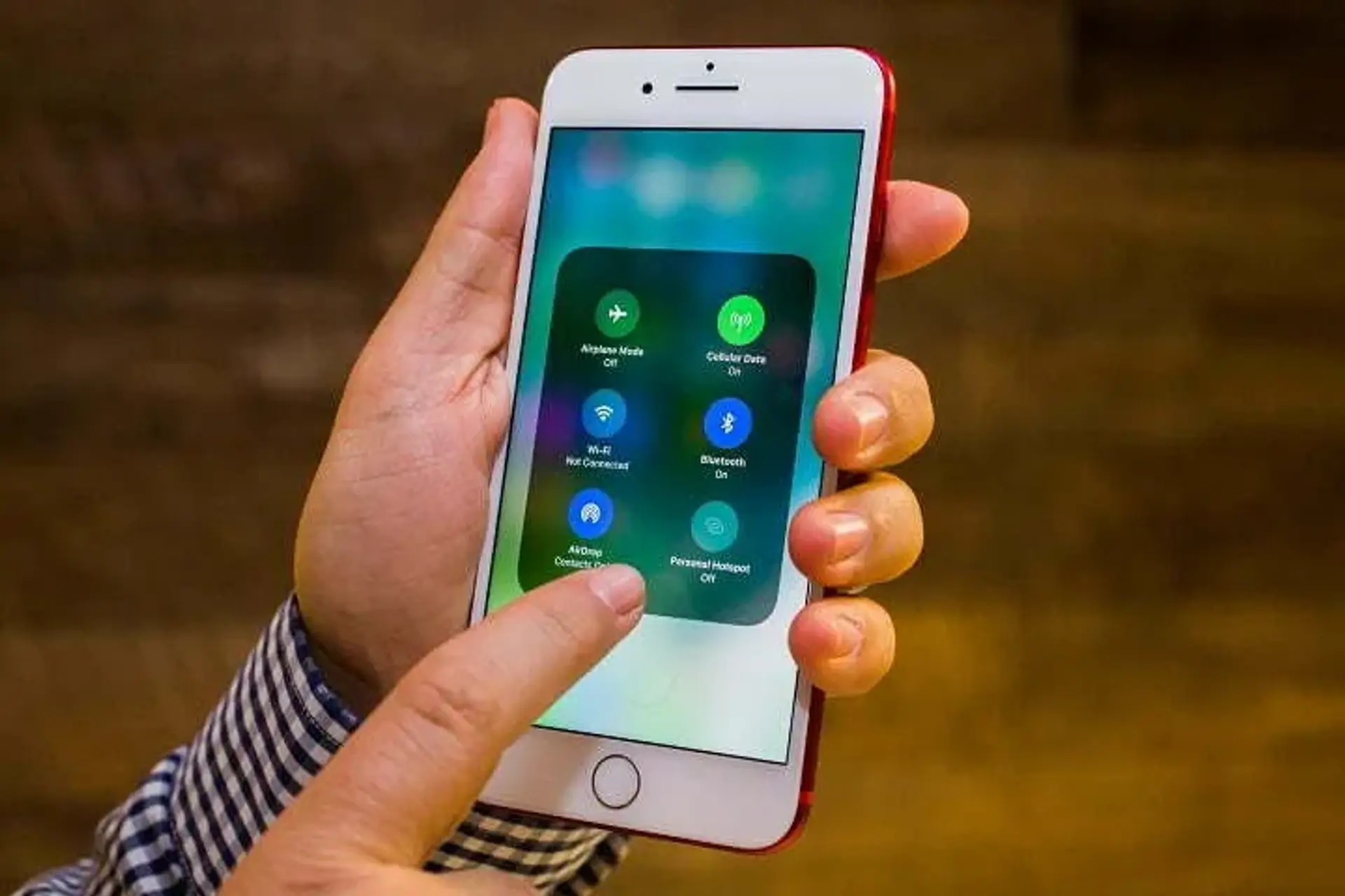 اپل در حال رفع مشکل دسترسی به نوتیفیکشن ها از وسط صفحه در iOS 11 است