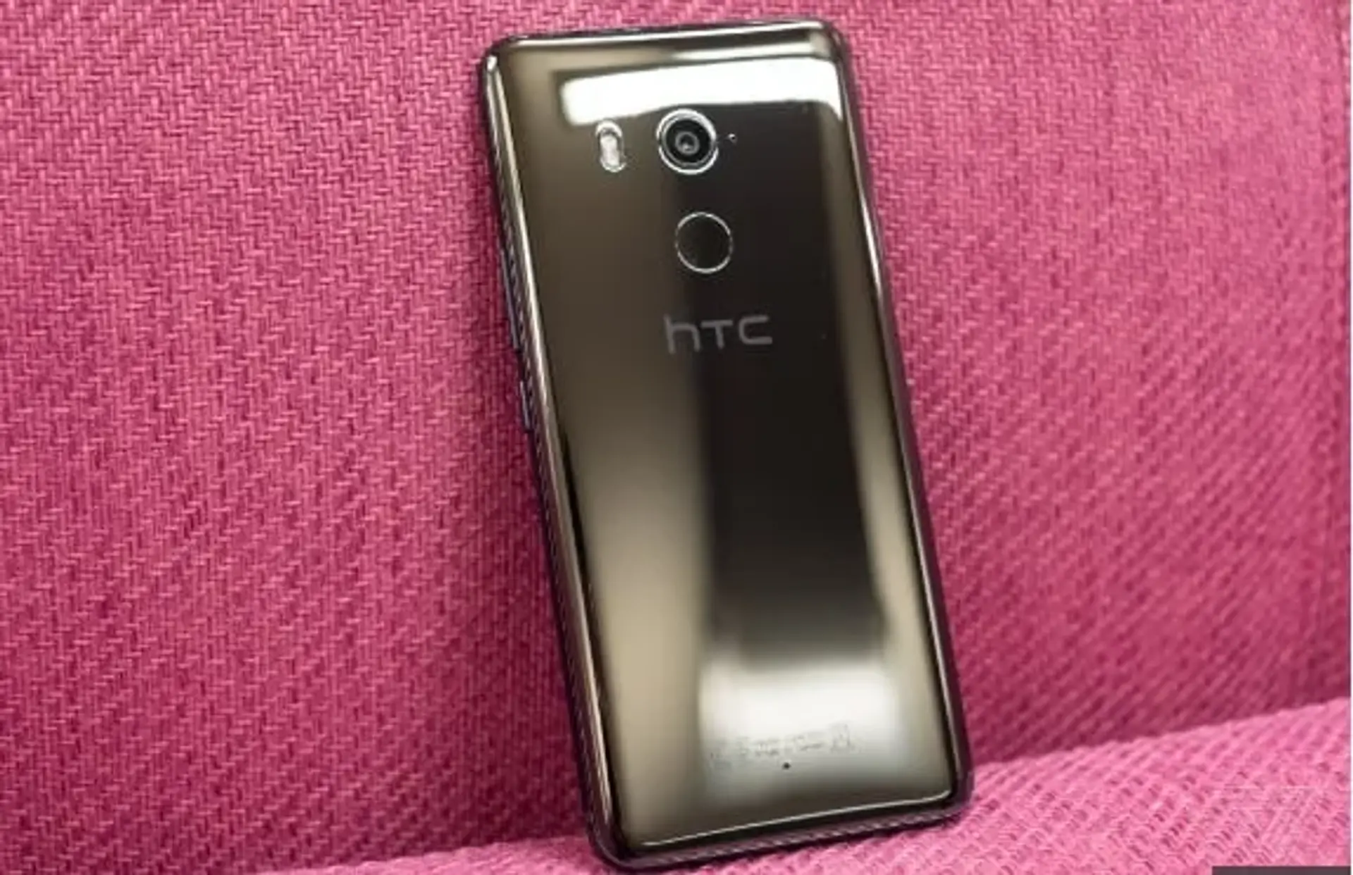 HTC  با گوشی  U11 + خود در بازار رقابتی وارد می شود!