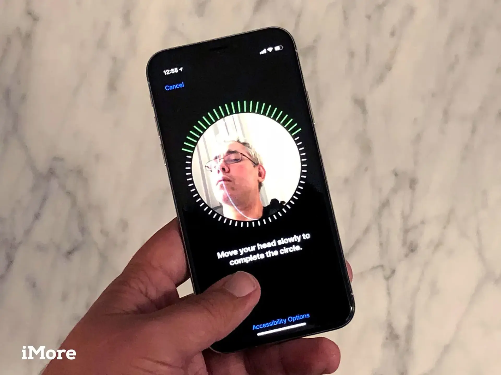 پسر 10 ساله توانست شناسه Face ID  آیفون 10 مادرش را فریب دهد!