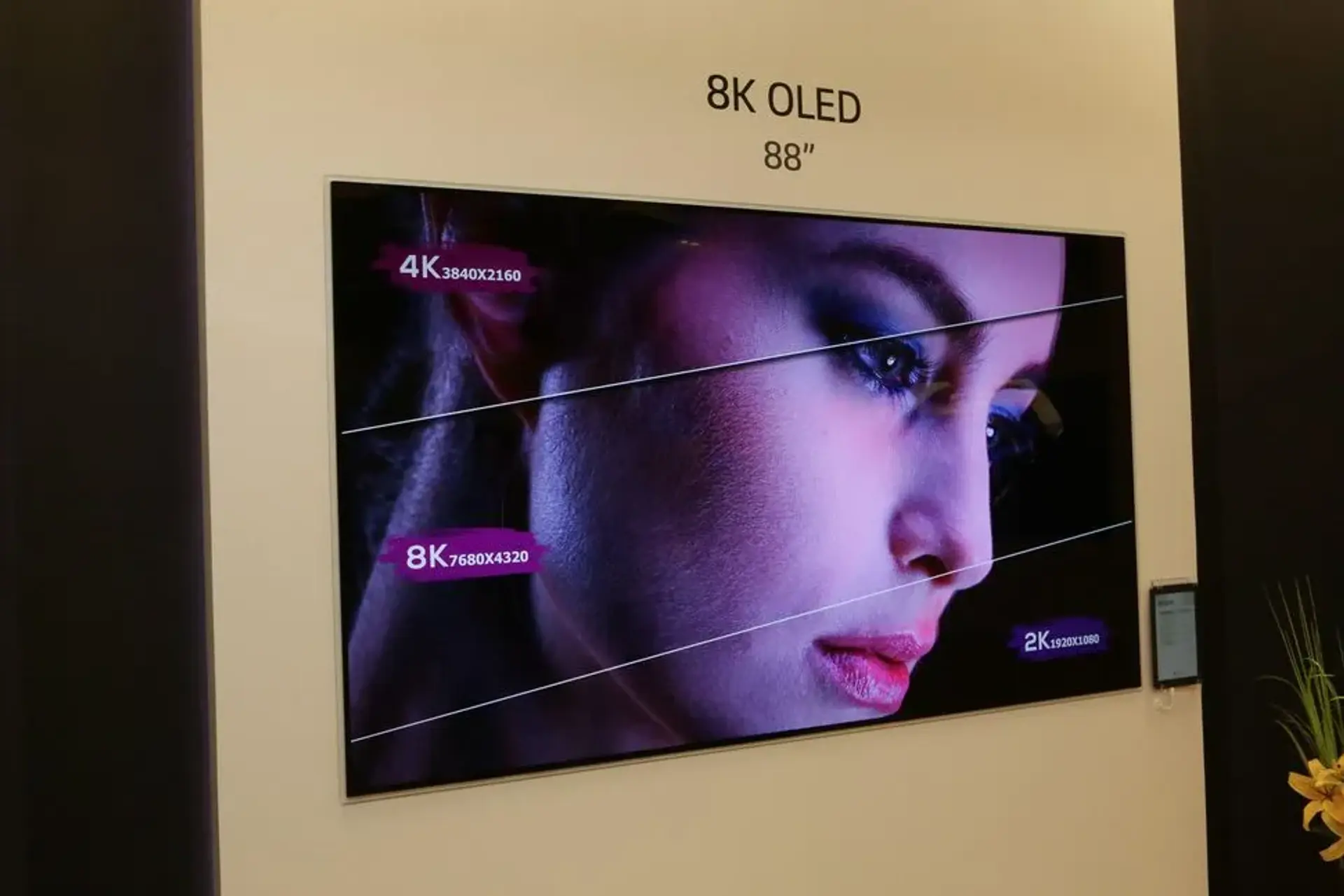 الجی با نمایشگر 88 اینچی 8K OLED در CES 2018