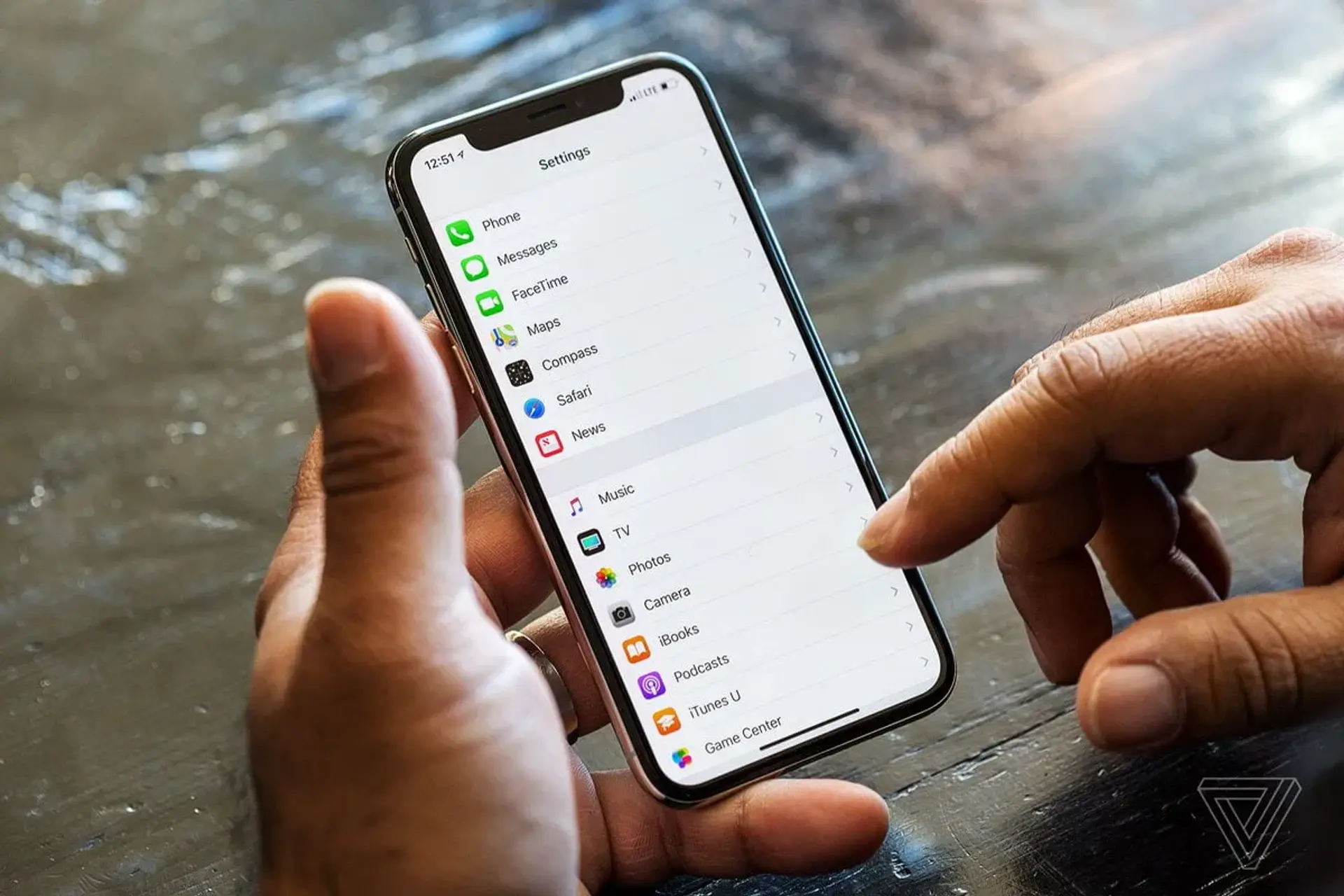 تیم کوک: بروز رسانی جدید iOS مساله اختلال باتری گوشی های آیفون قدیمی را برطرف می کند