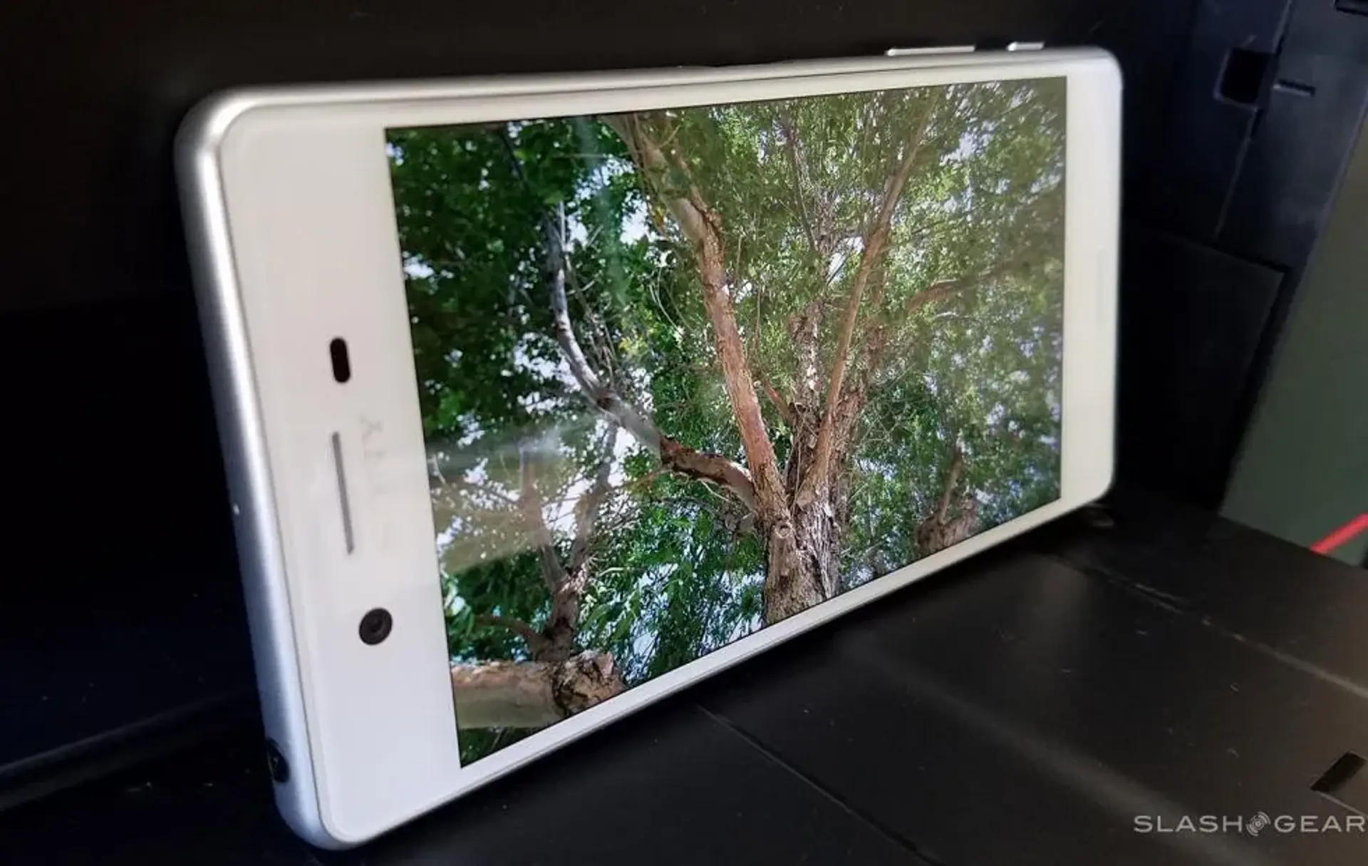 باگ بزرگ صفحه نمایش گوشی های میان رده سونی اکسپریا