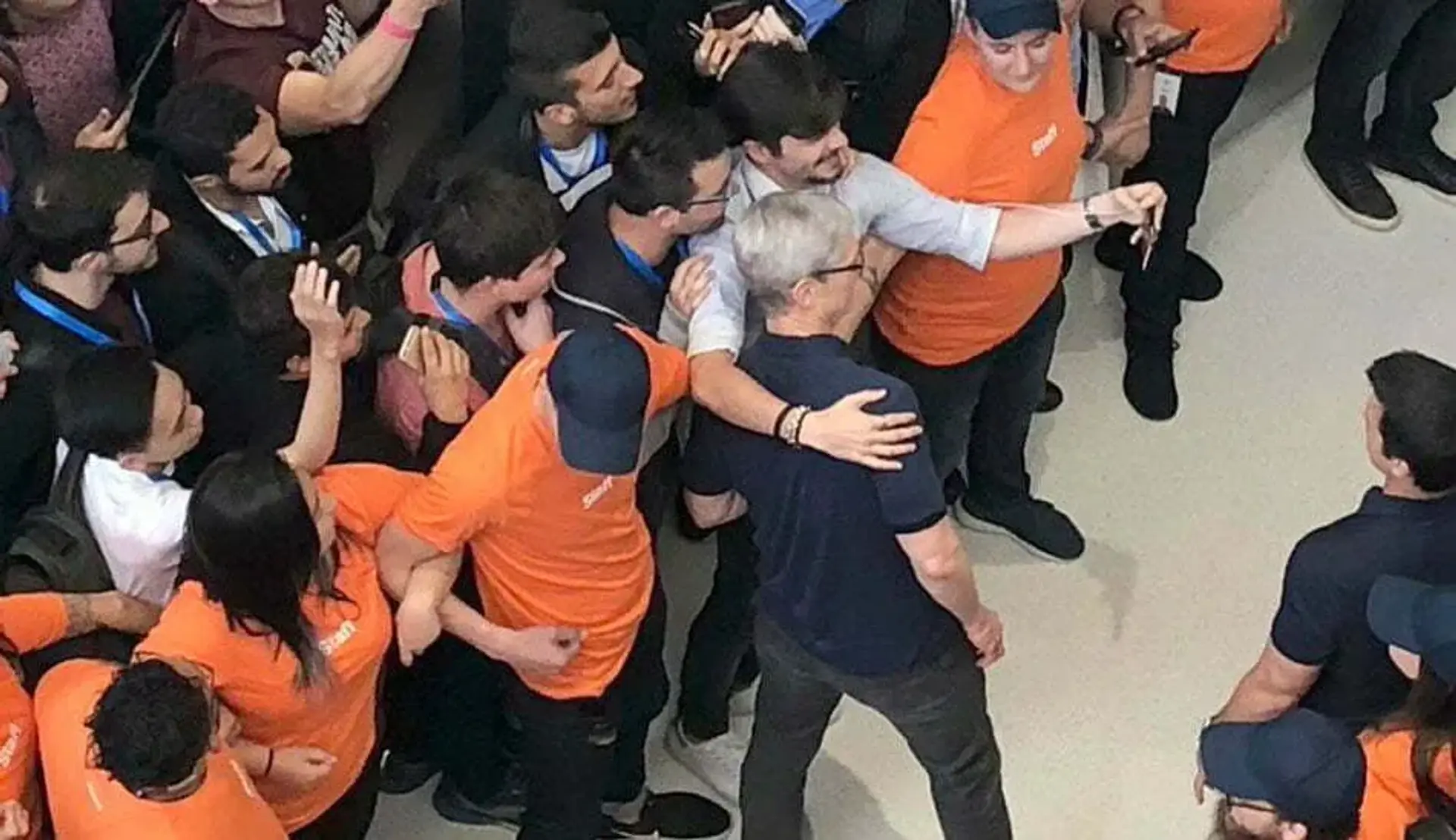 درب اپل پارک پیش از WWDC 2018 به روی دانش آموزان باز شد