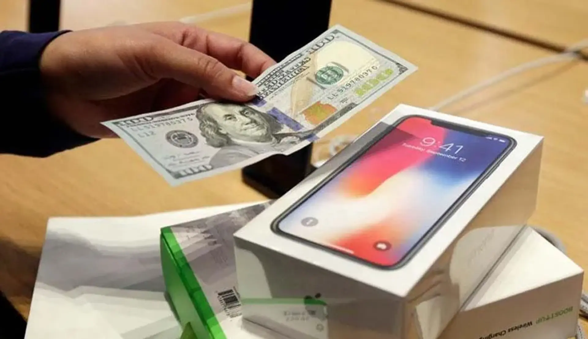 دلار 4400 تومانی شامل گوشی های موبایل نمی شود