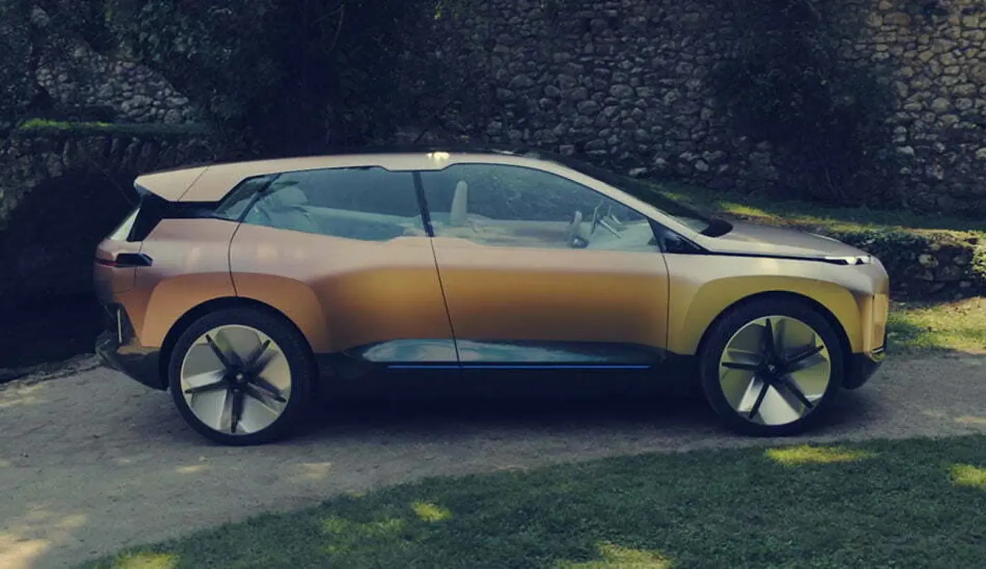 BMW مدل مفهومی شاسی بلند الکتریکی خود را برای رقابت با تسلا مدل ایکس معرفی کرد