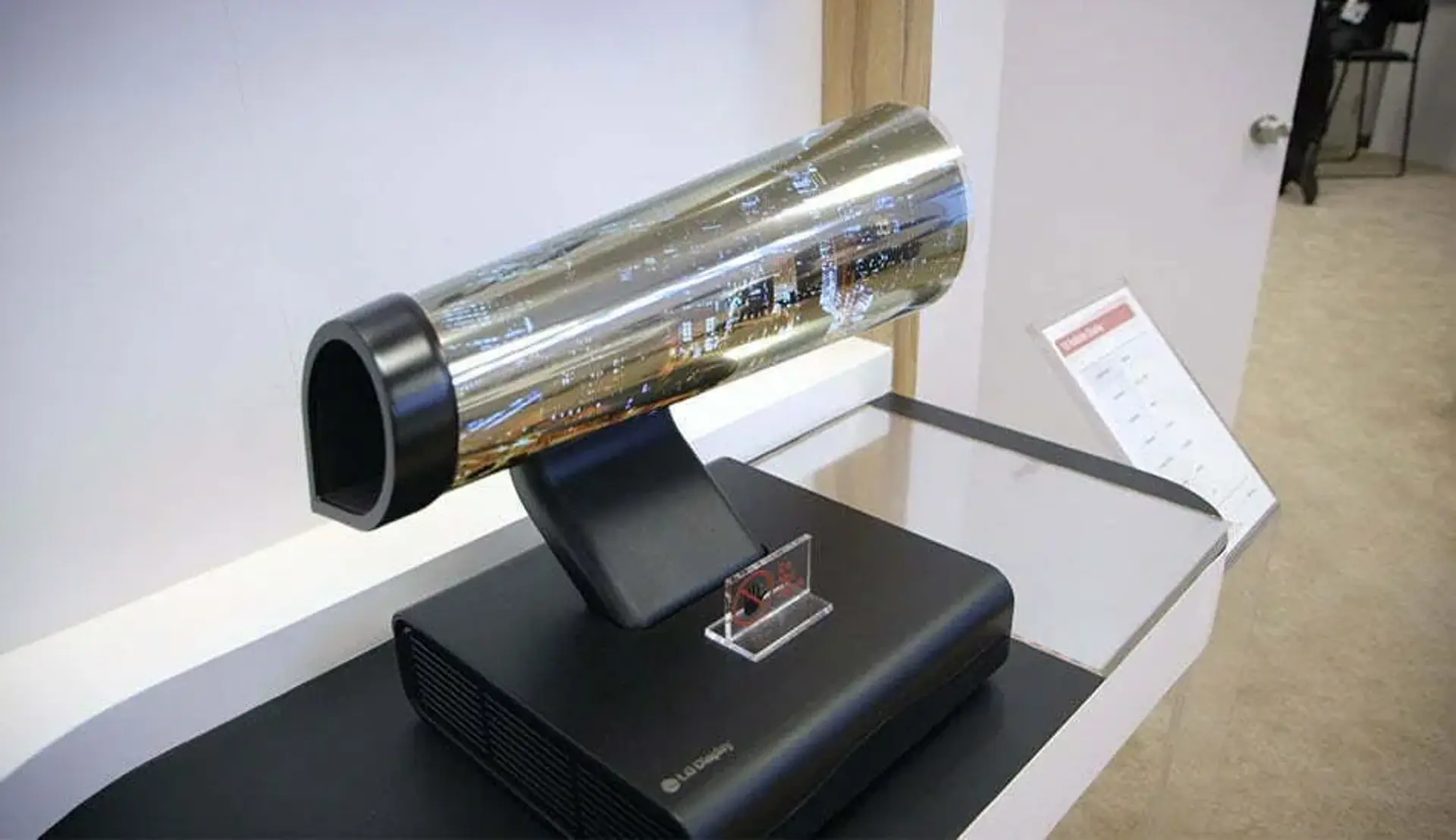 ال جی با یک تلویزیون خمیده OLED در CES 2019 حاضر می شود