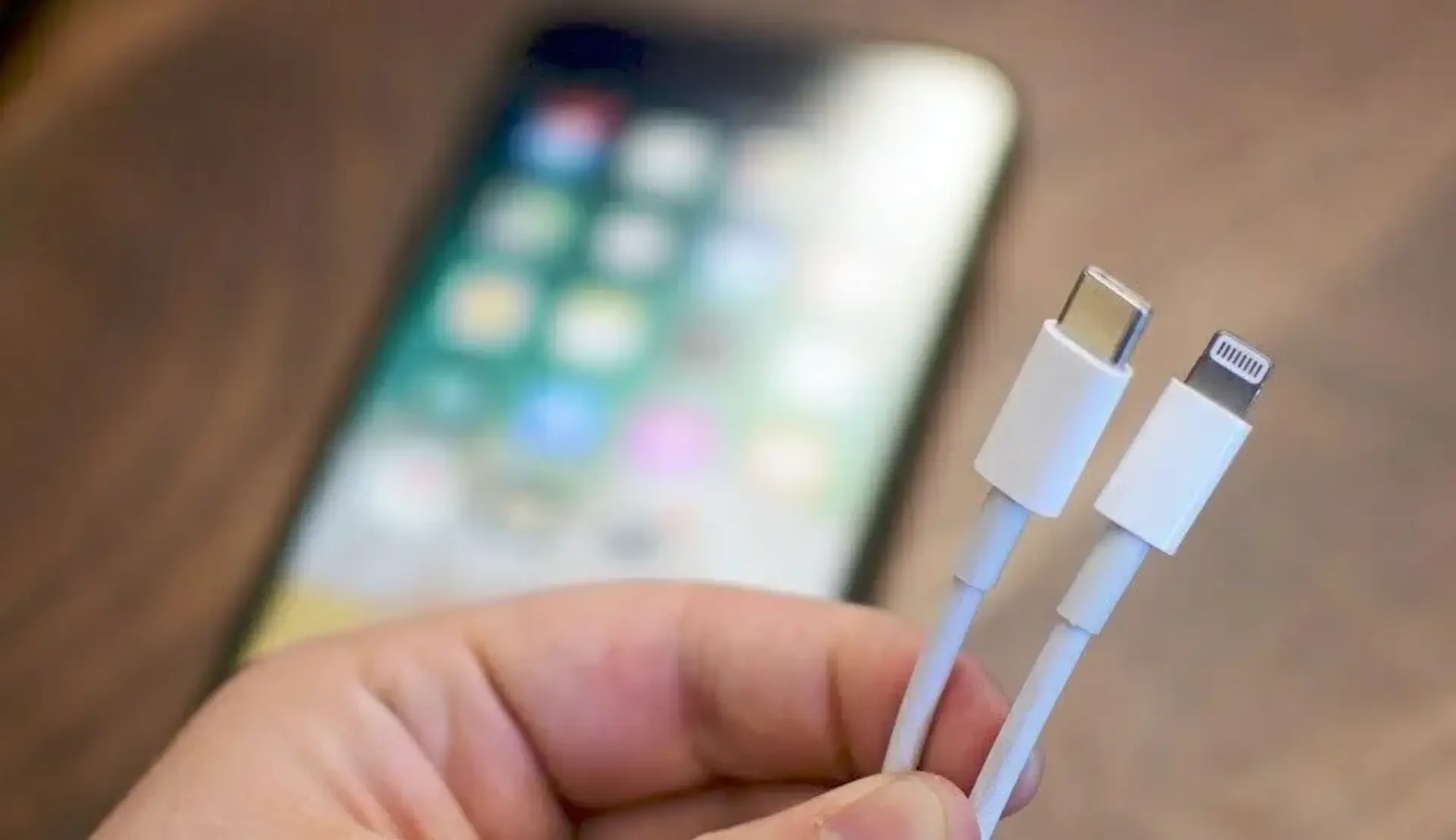 اپل به تولیدکنندگان لوازم جانبی اجازه ساخت مبدل USB-C به لایتنینگ را می دهد