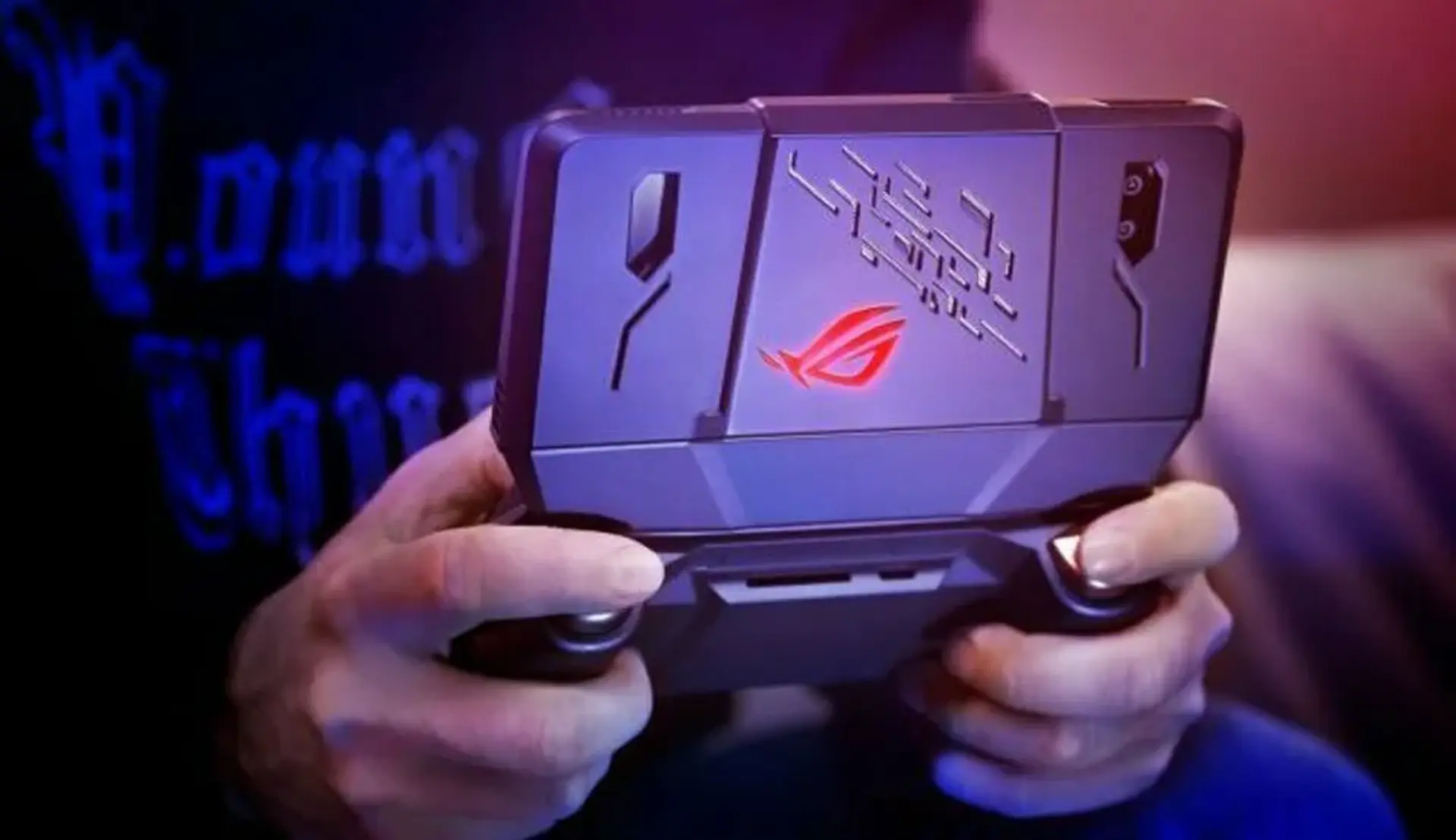 تماشا کنید: تست مقاومت گوشی گیمینگ ایسوس ROG Phone