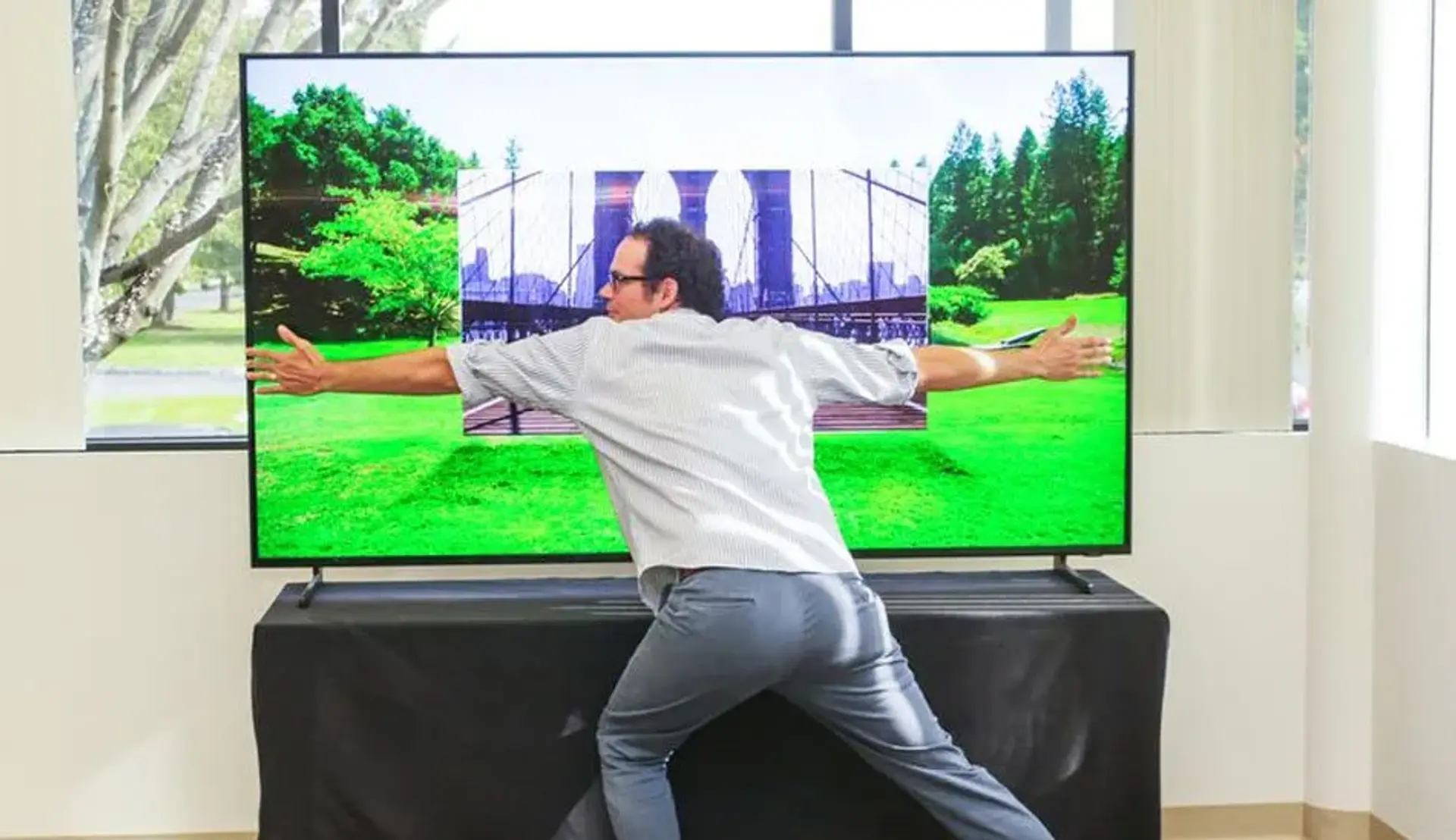 سامسونگ از اولین تلویزیون 98 اینچی QLED 8K رونمایی کرد (CES 2019)