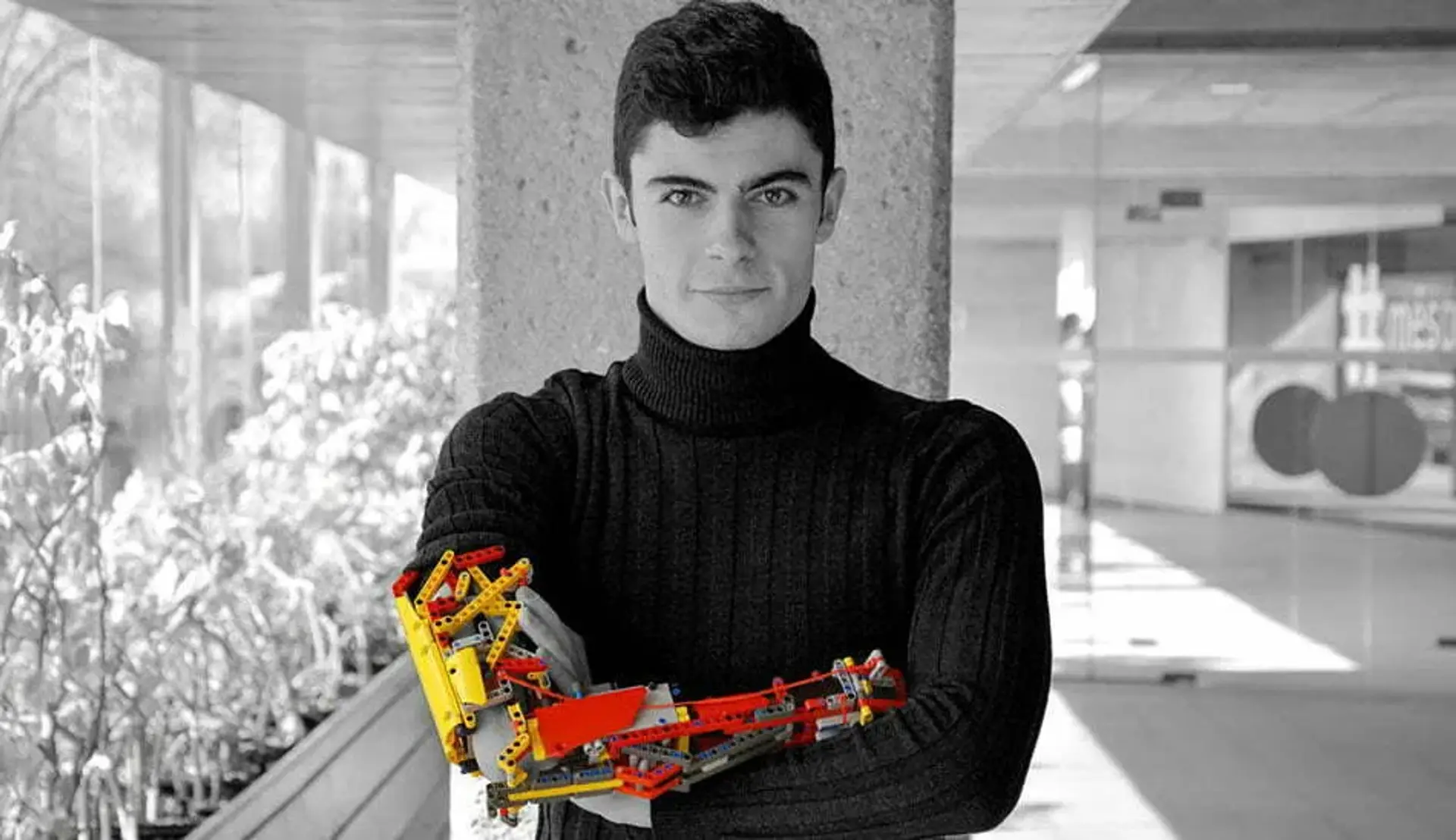 نوجوانی که با استفاده از لگو و الهام از Iron Man برای خود پروتز دست ساخته است
