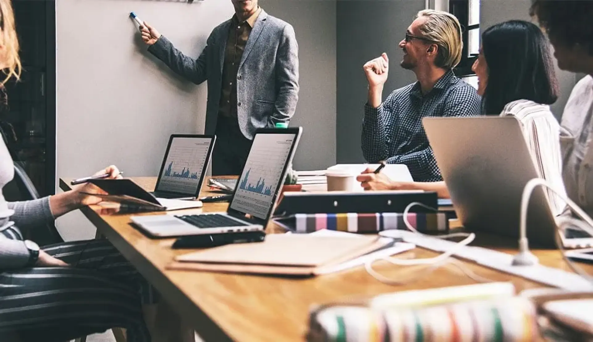 تفاوت MBA و DBA چیست؟ کسب و کار زیر ذره بین
