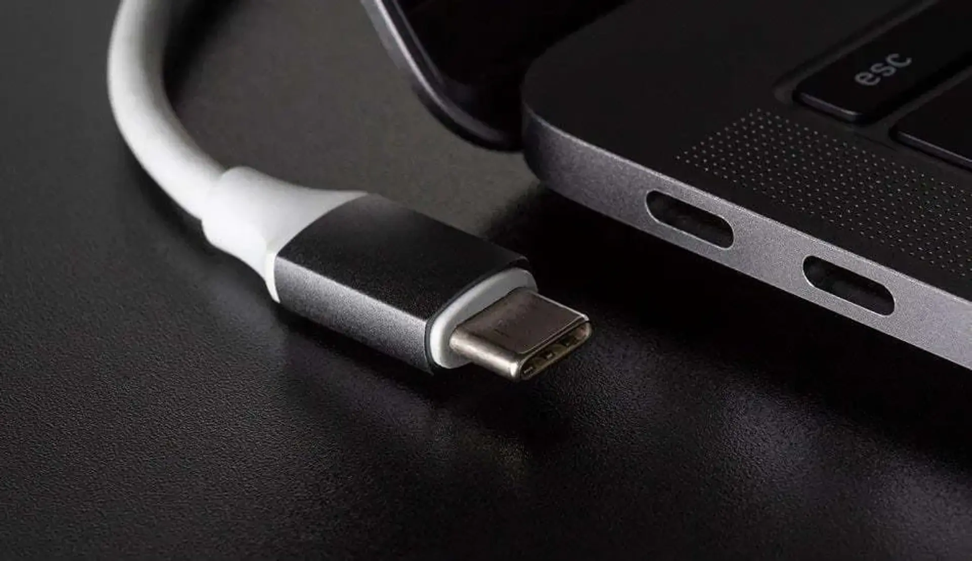 تفاوت میکرو USB با USB-C ؛ چرا درگاه USB-C بهتر است؟