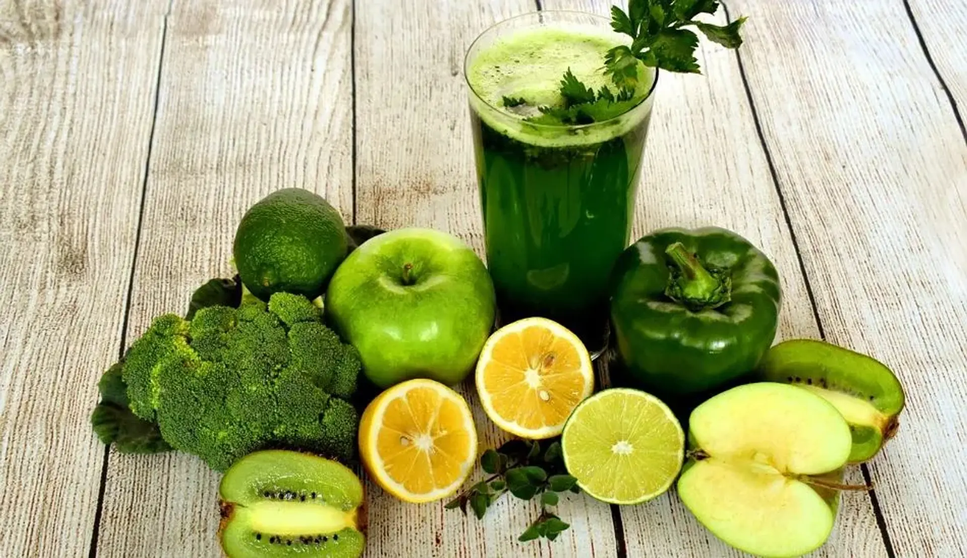 8 نوشیدنی چربی سوز برای کاهش وزن ؛ از چای سبز تا سرکه سیب