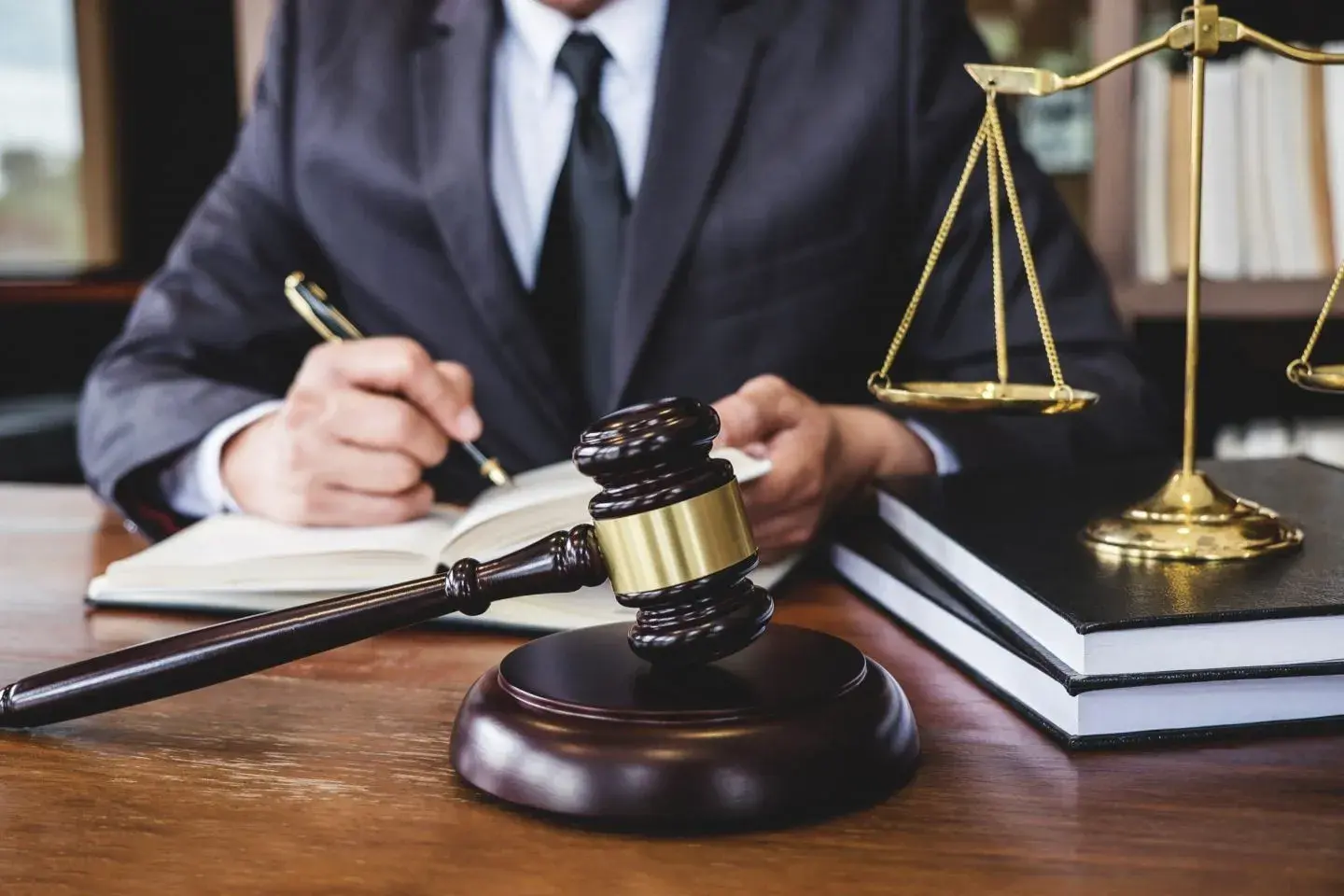 بهترین وکیل دیوان عدالت اداری