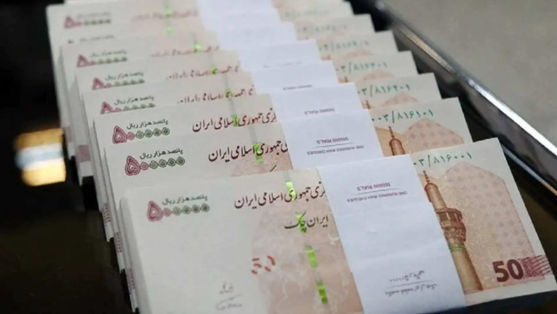 افزایش حقوق سال 1401 کارمندان | حداقل دستمزد سال آینده اعلام شد