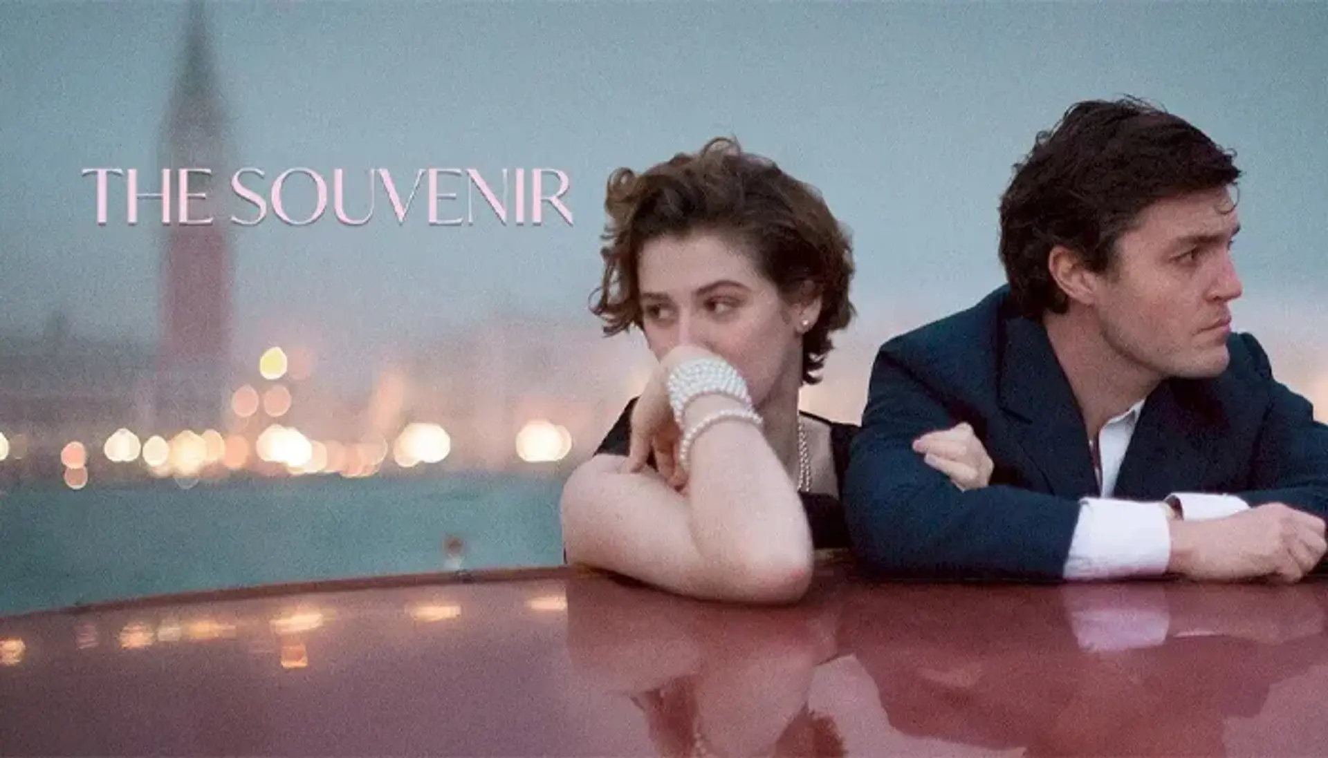 معرفی فیلم دوگانه سوغات (The Souvenir) ؛ خلاصه داستان، بازیگران و نمرات
