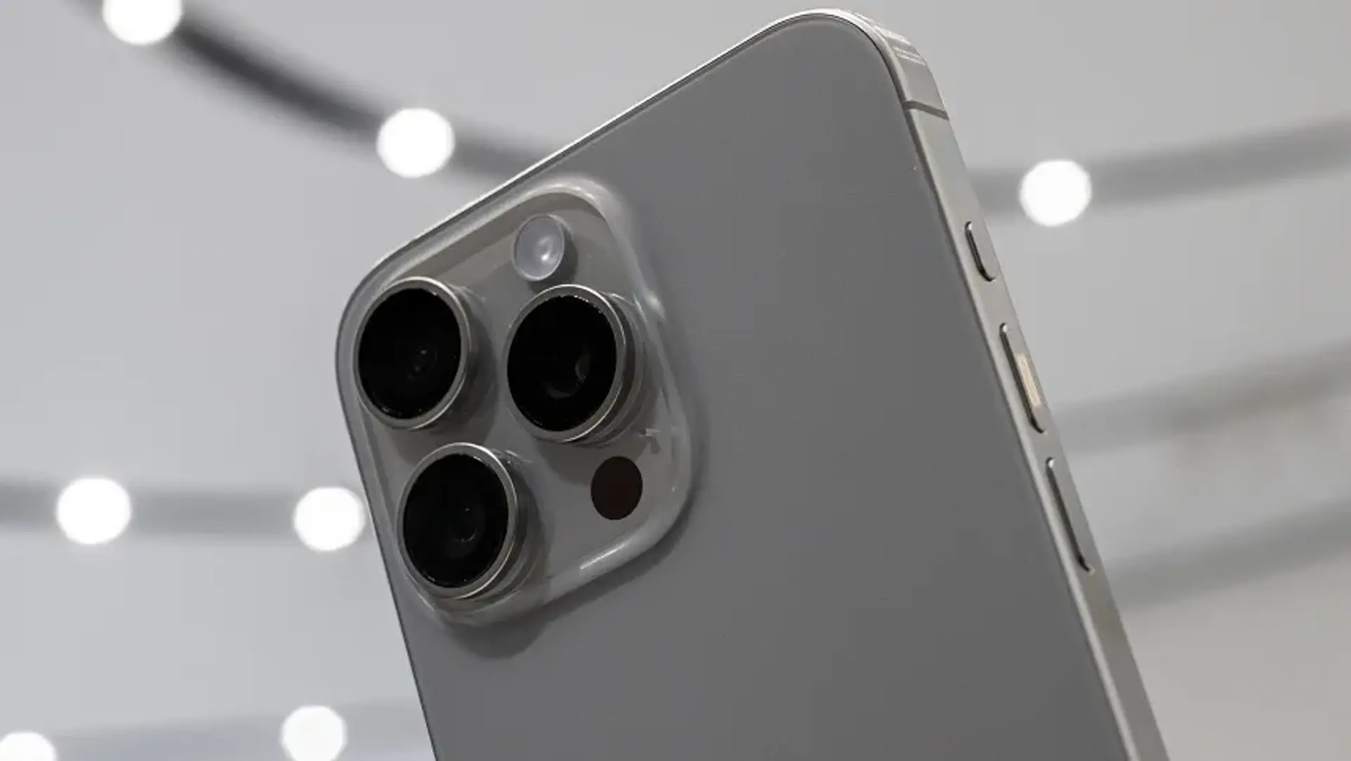 آیفون ۱۵ پرو مکس با بدنه تیتانیومی، درگاه USB-C و زوم اپتیکال 5 برابر معرفی شد
