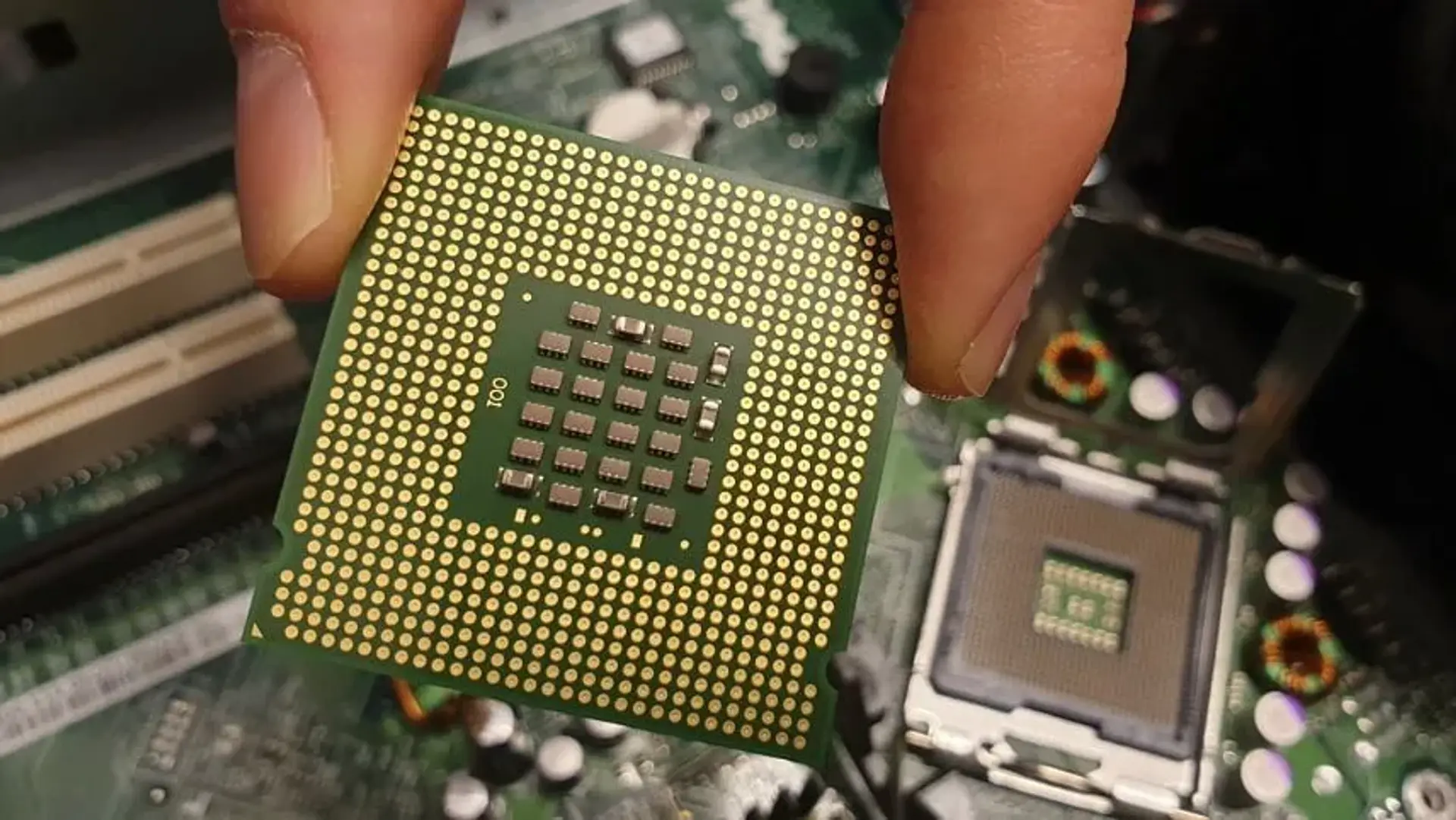 آشنایی با سی پی یو (CPU) و نحوه عملکرد آن در کامپیوتر