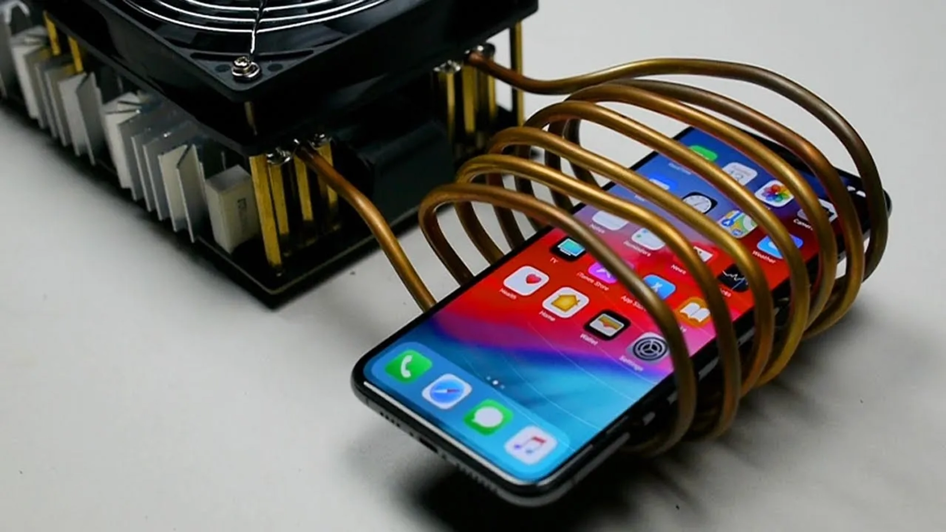 وقتی تکنولوژی به آتش کشیده می‌شود؛ آیفون XS Max زیر فشار گرما!
