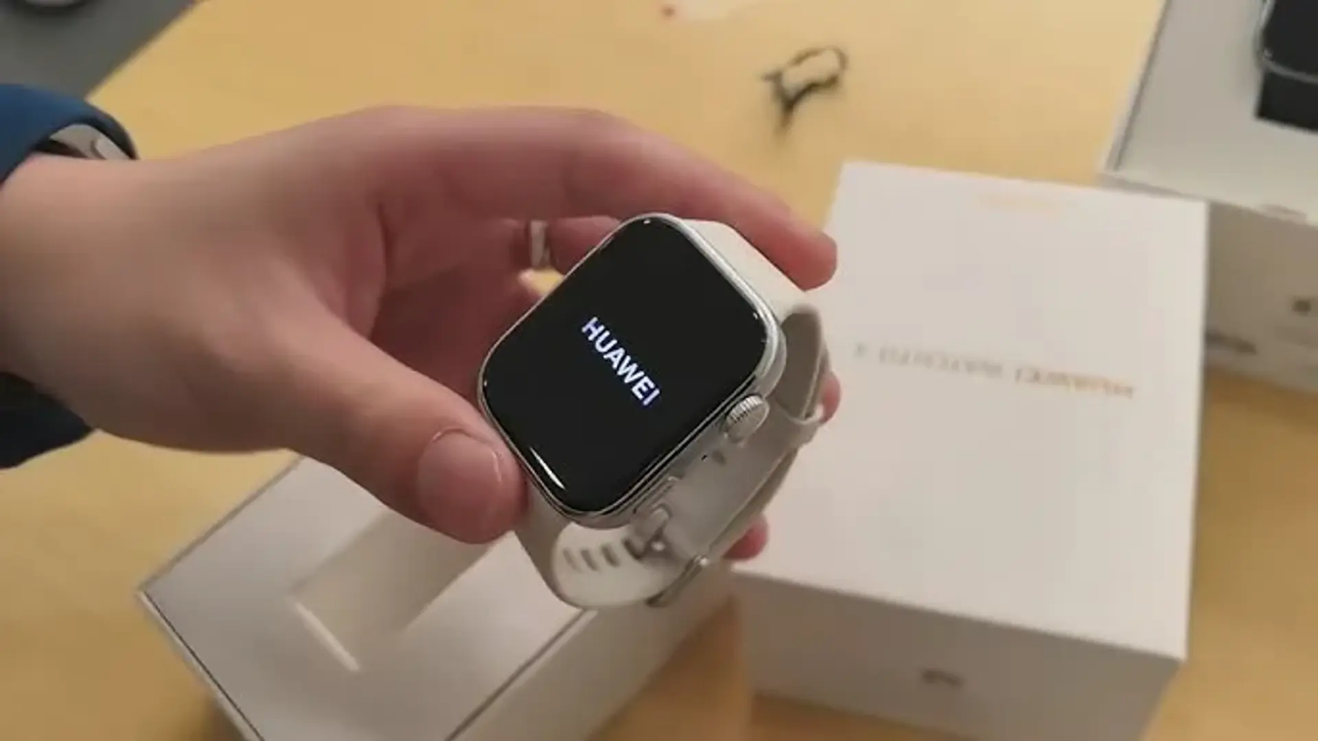 Huawei Watch Fit 4: جایگزین شگفت‌انگیز اپل واچ؟ تجربه آن‌باکسینگ با حس متفاوت!