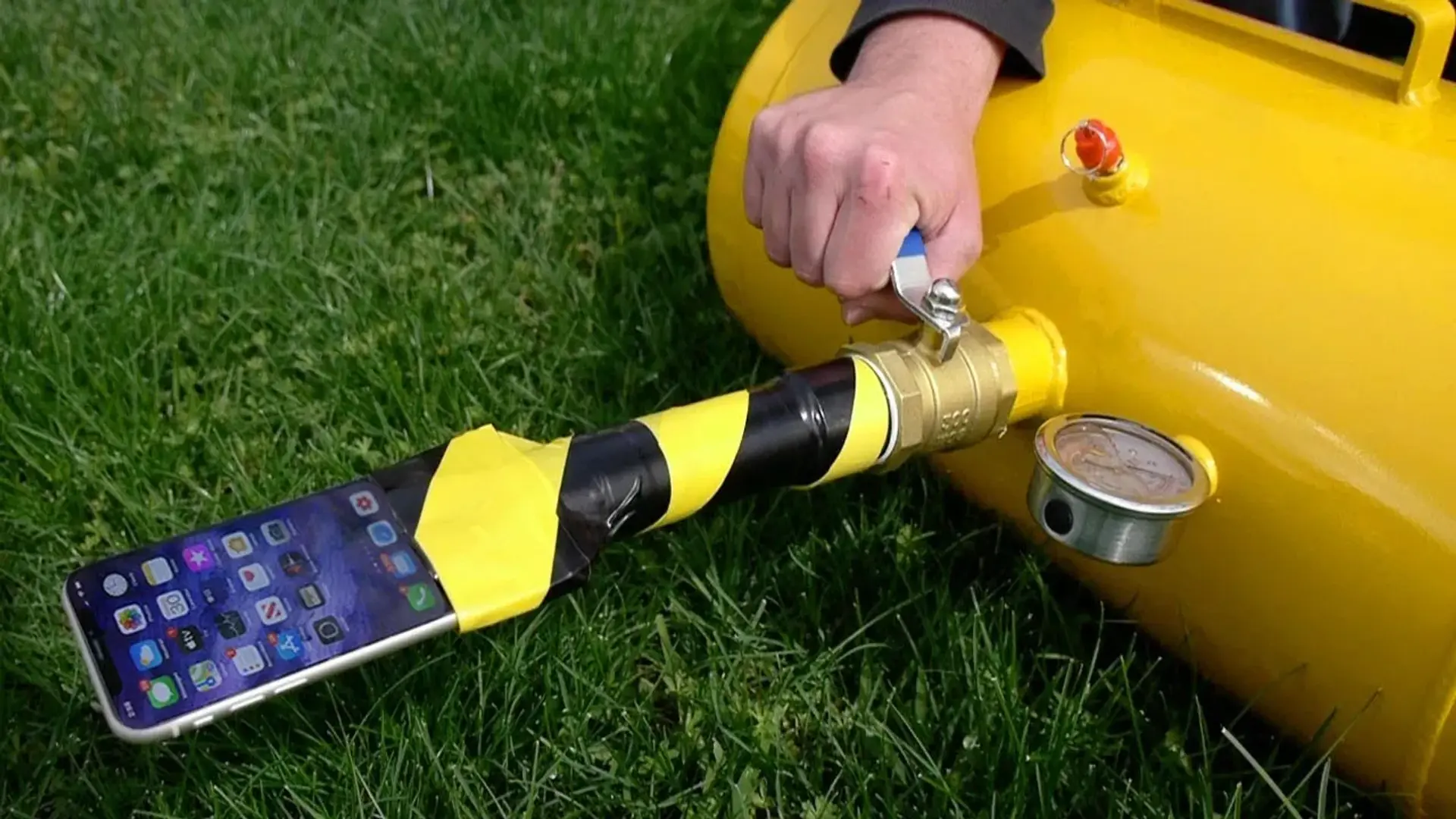 iPhone 11 vs Air Blaster – آیا این گوشی دوام میاره؟!