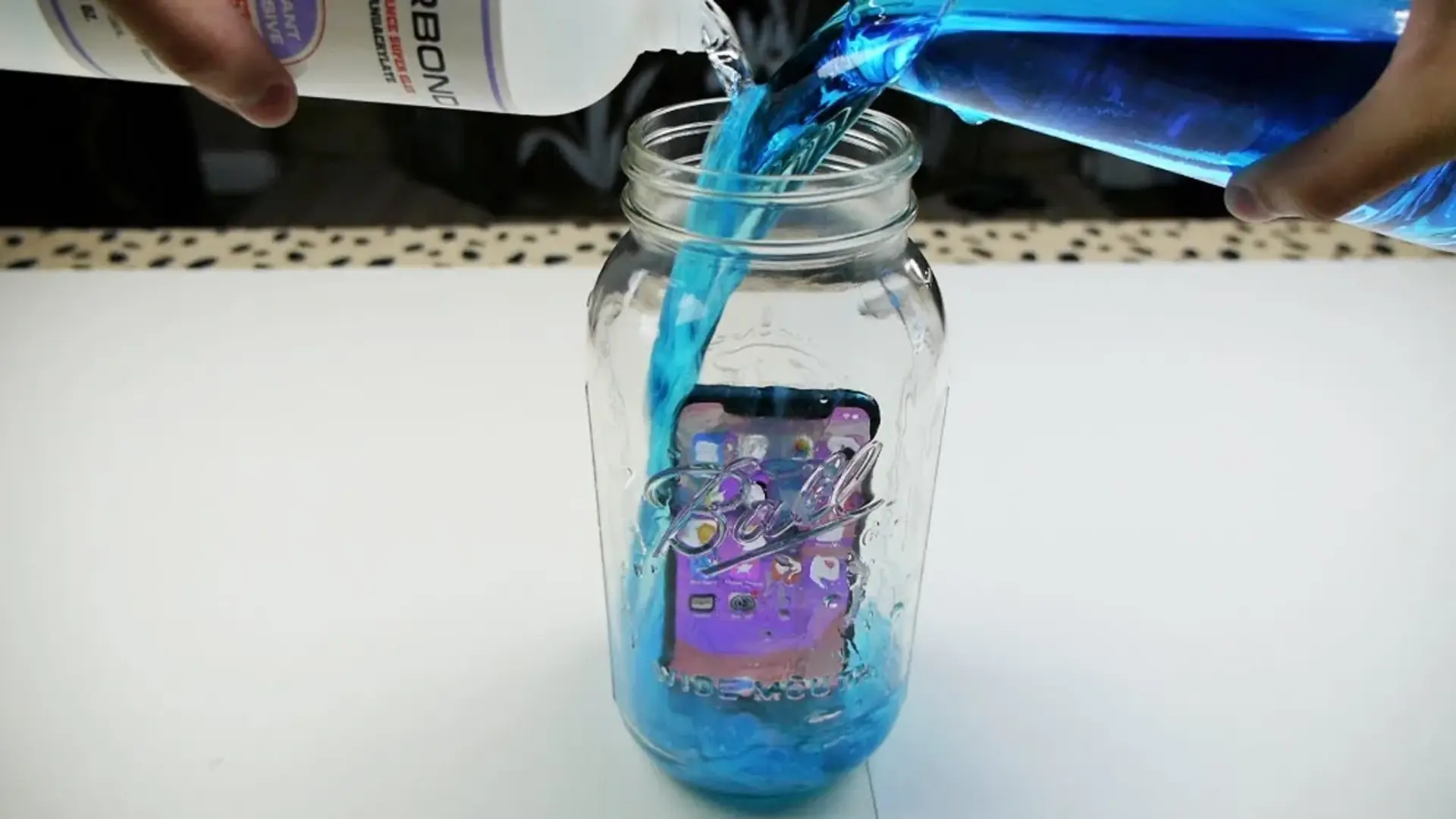 نریز! مایع داغ عروس دریایی روی iPhone X چه بلایی میاره؟!