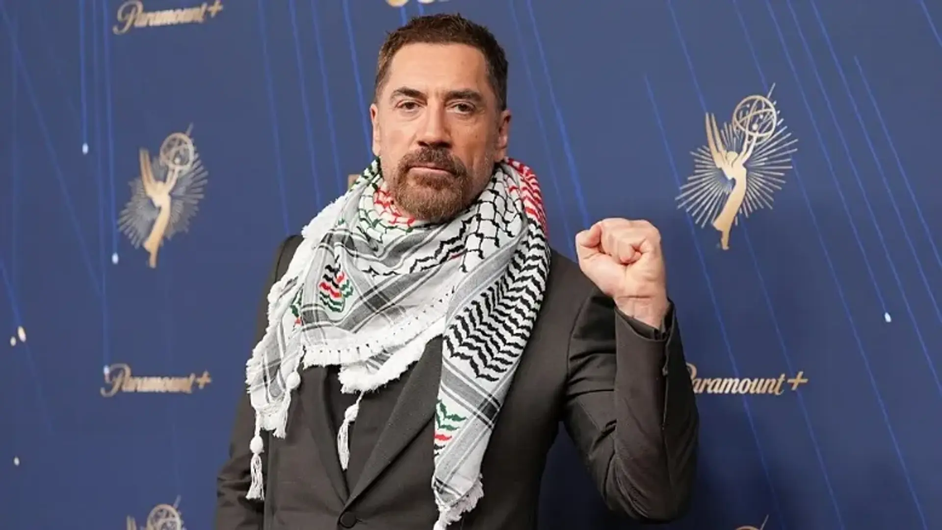 حمایت تلویزیون ایران از چفیه پوش شدن خاویر باردم؛ «گرگ‌های واشنگتن» و «جایی برای پیرمردها نیست» روی آنتن شبکه نمایش!