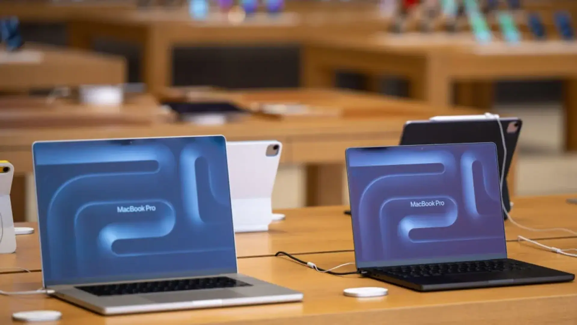 اپل در آستانه تولید انبوه مک‌بوک پرو M5 و نمایشگر جدید Studio Display