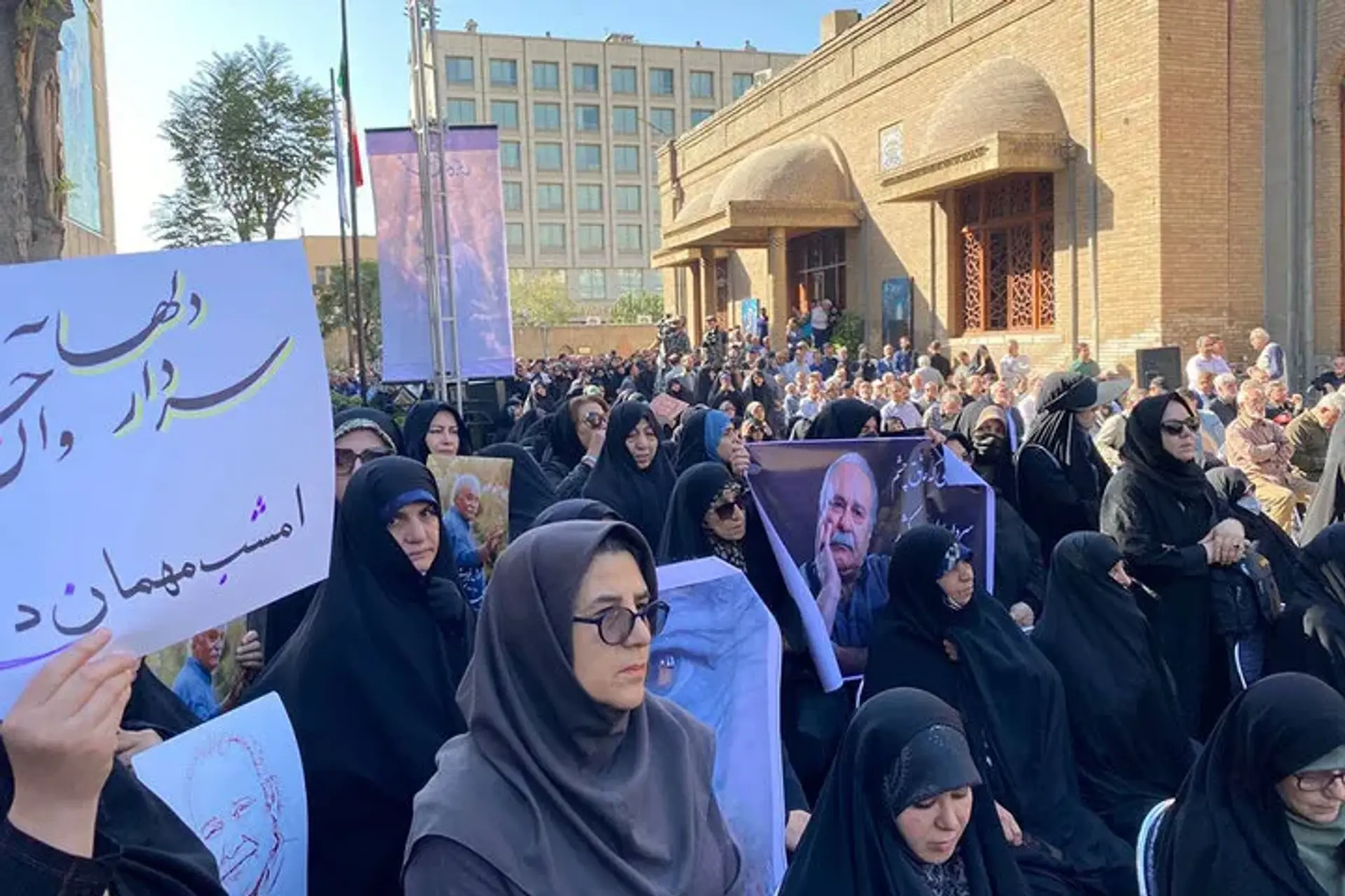 تصاویر هنرمندانی که در مراسم تشییع زنده یاد محمد کاسبی حضور پیدا کردند 1