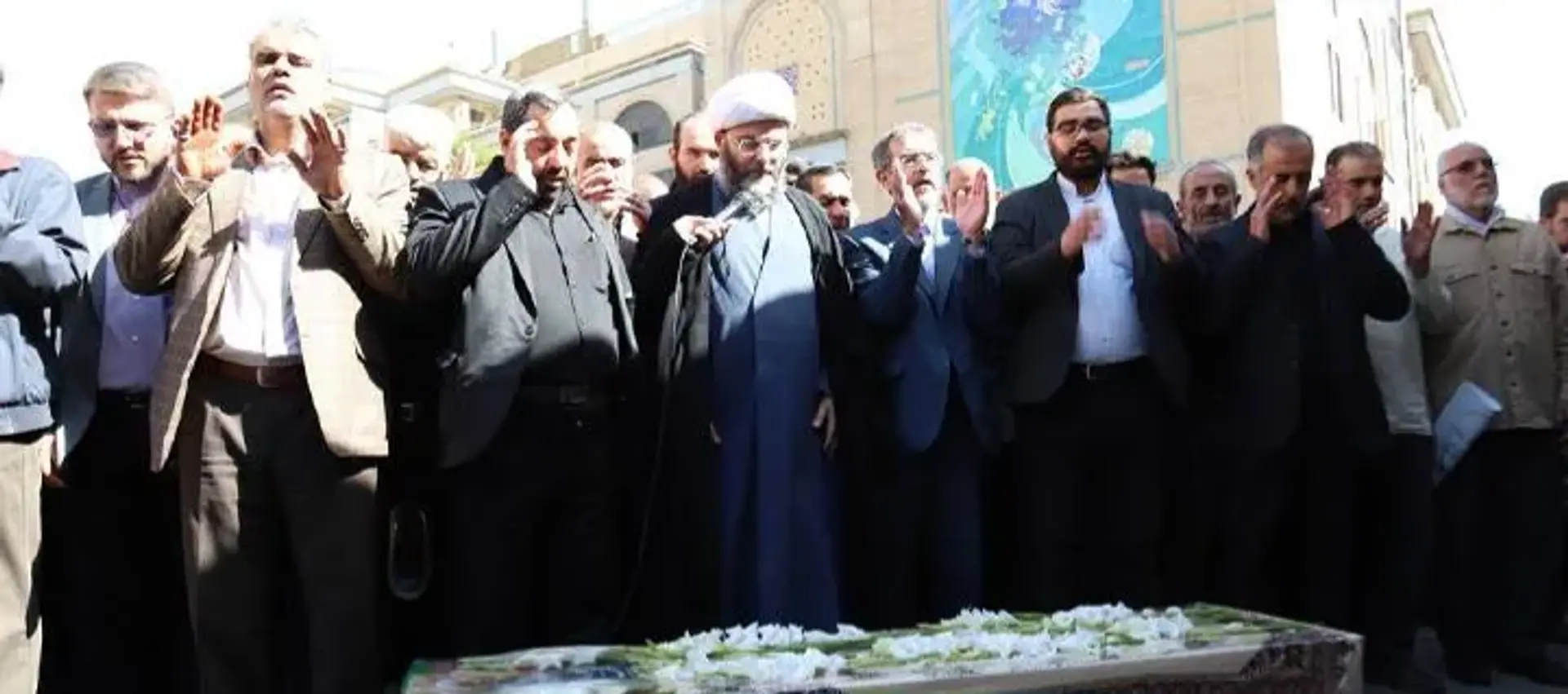 تصاویر هنرمندانی که در مراسم تشییع زنده یاد محمد کاسبی حضور پیدا کردند 2