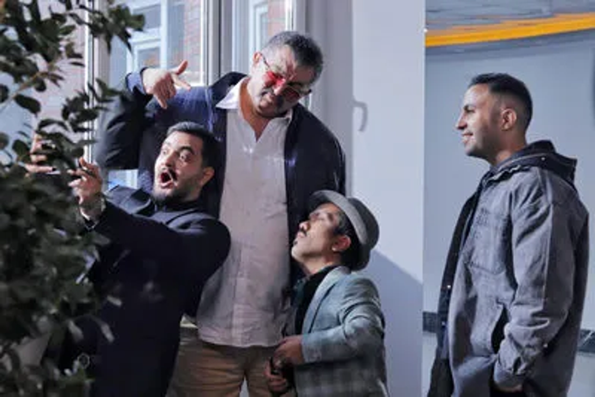  تیزر کمدی شاد و متفاوت فیلم « آنجا کسی دیوانه نیست» را تماشا کنید! 