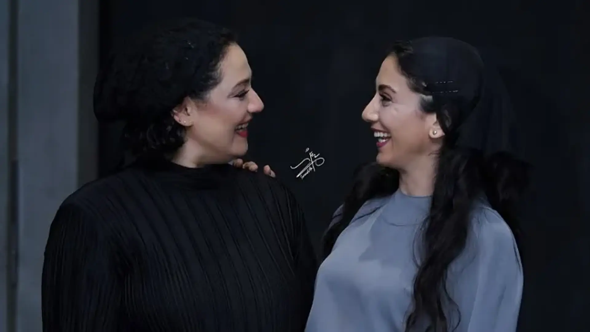 یک قاب دوست داشتنی؛ شبنم مقدمی و مونا فرجاد در پشت صحنه تئاتر «بازی‌های شبانه» 1