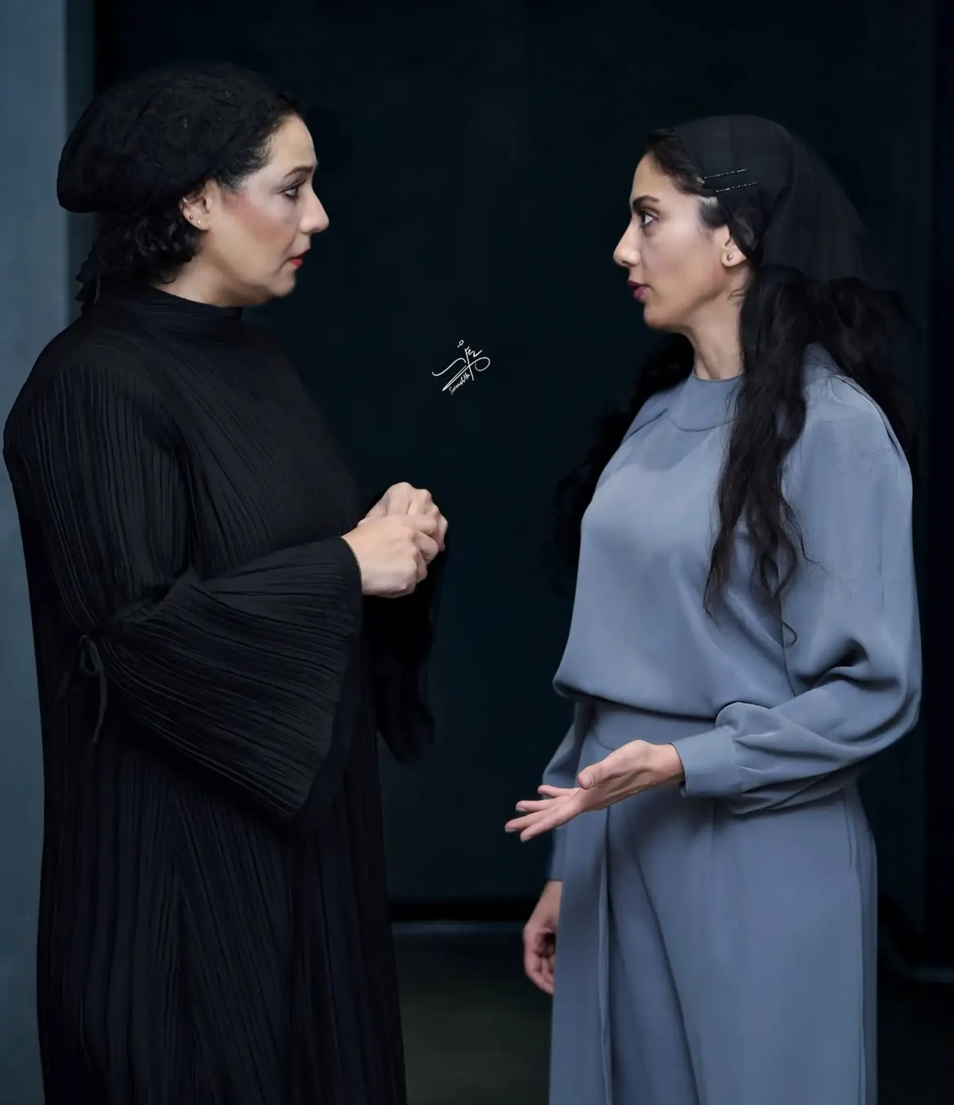 یک قاب دوست داشتنی؛ شبنم مقدمی و مونا فرجاد در پشت صحنه تئاتر «بازی‌های شبانه» 2