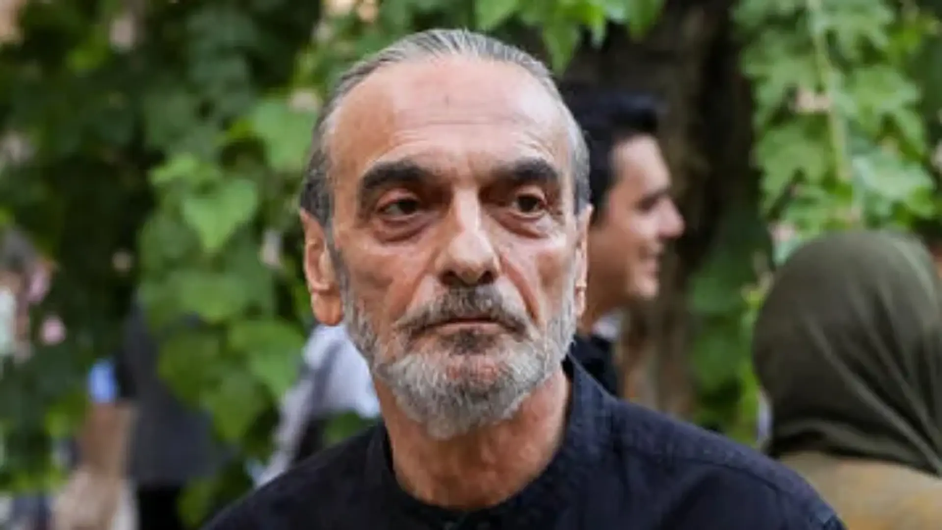 ویدئویی از مراسم خاکسپاری همایون ارشادی با حضور هنرمندان مطرح در کرج