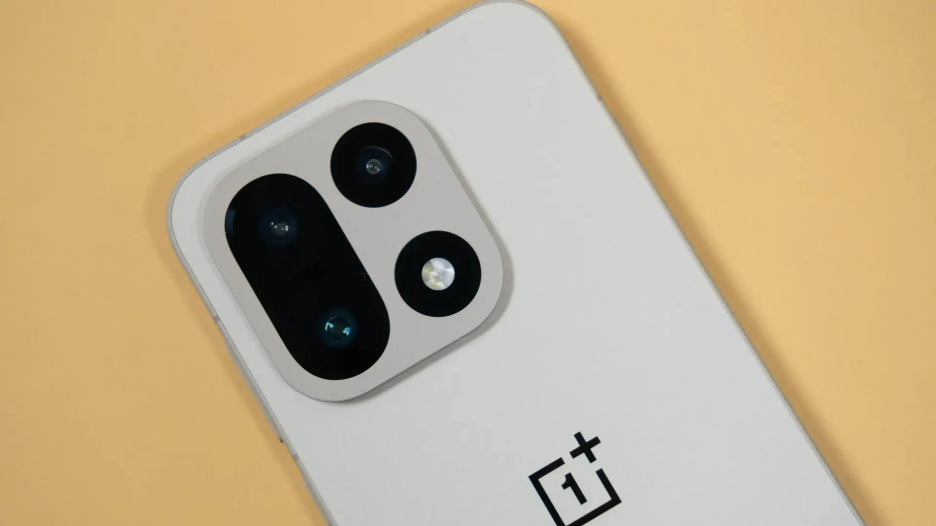 وان‌پلاس 15T با باتری ۷۰۰۰ میلی‌آمپری می‌آید