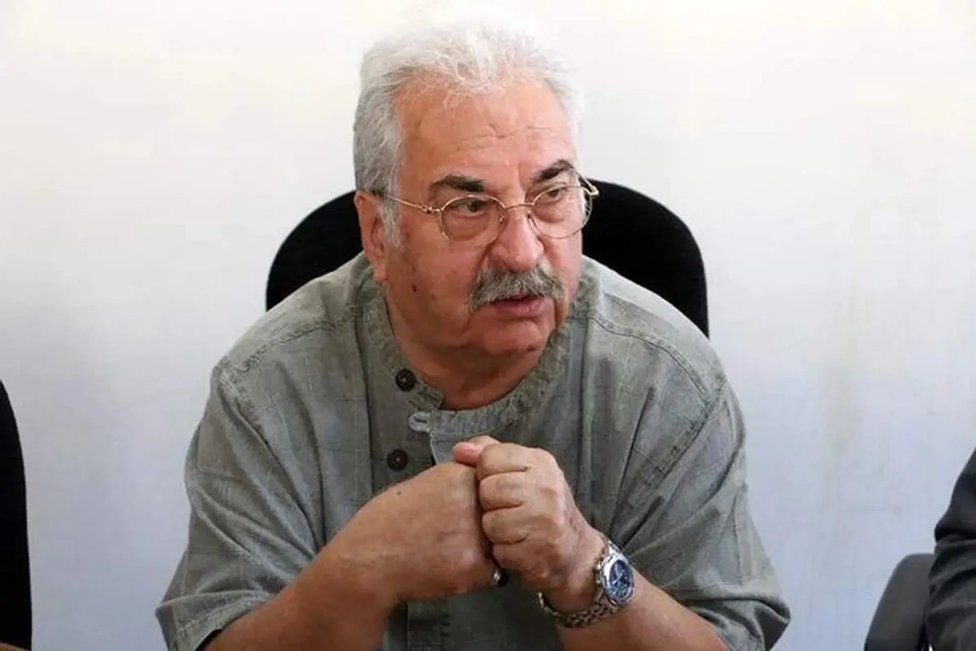 ویدئویی از حضور هنرمندان مشهور در مراسم تشییع پیکر هادی مرزبان