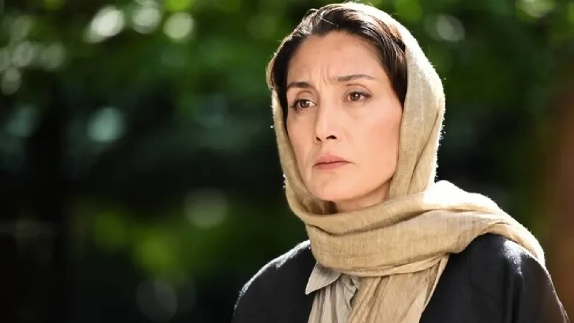 هدیه تهرانی در نقش استاد دانشگاه در سریال «هزار و یک شب»