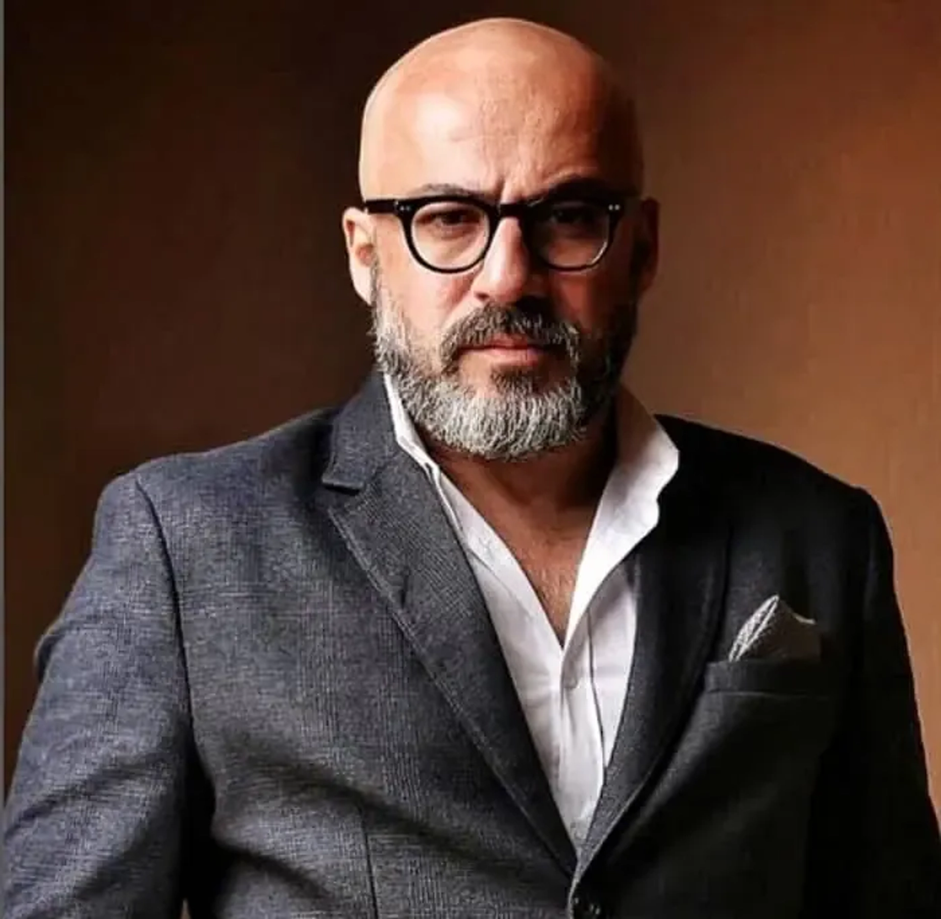 ویدئویی از حضور صمیمی امیر آقایی در پشت صحنه نمایش اولیور توئیست