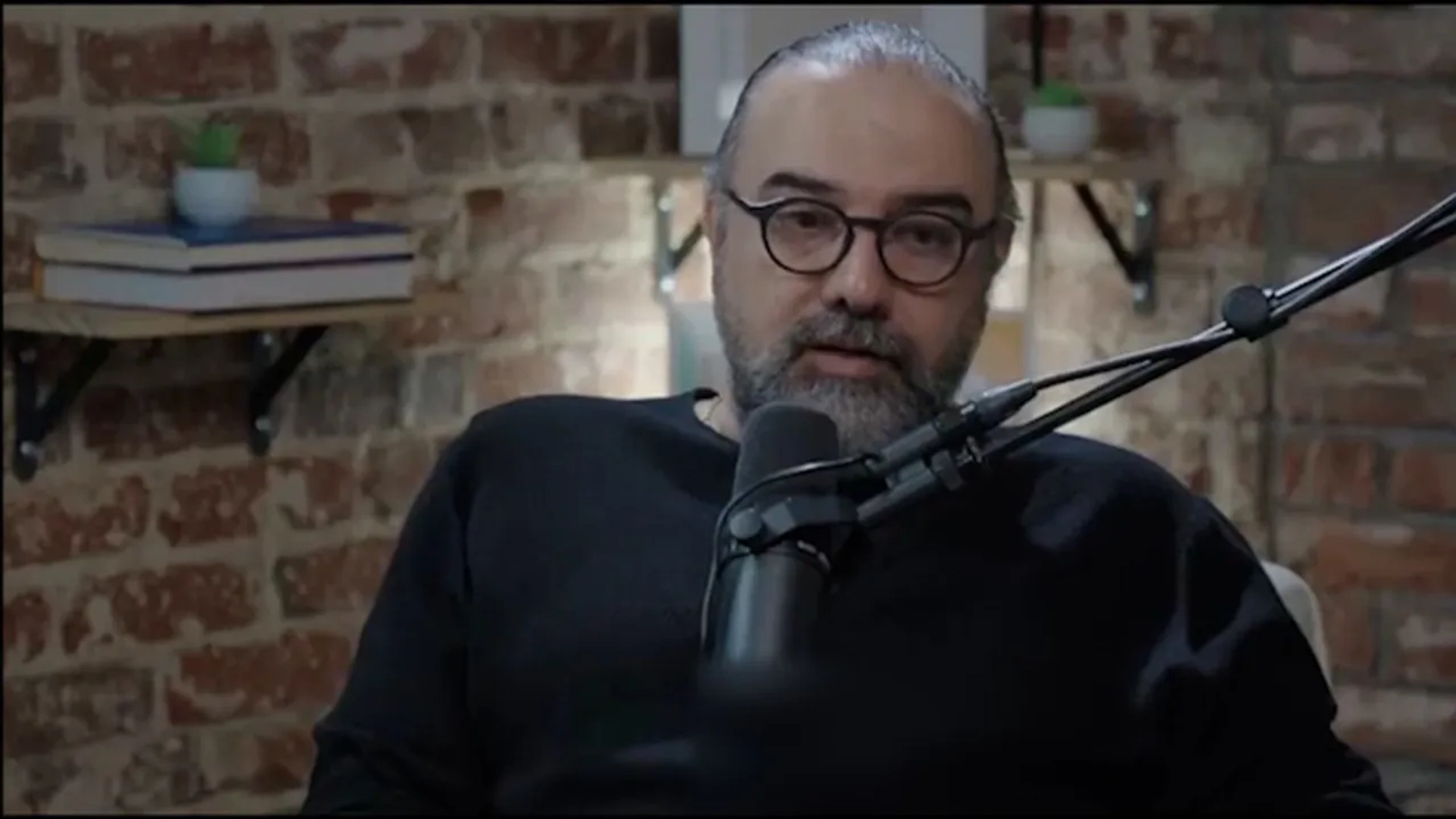 پشیمانی برزو ارجمند از مهاجرت: بی‌معناترین آدم آمریکا من هستم و همه درها به رویم بسته شد!