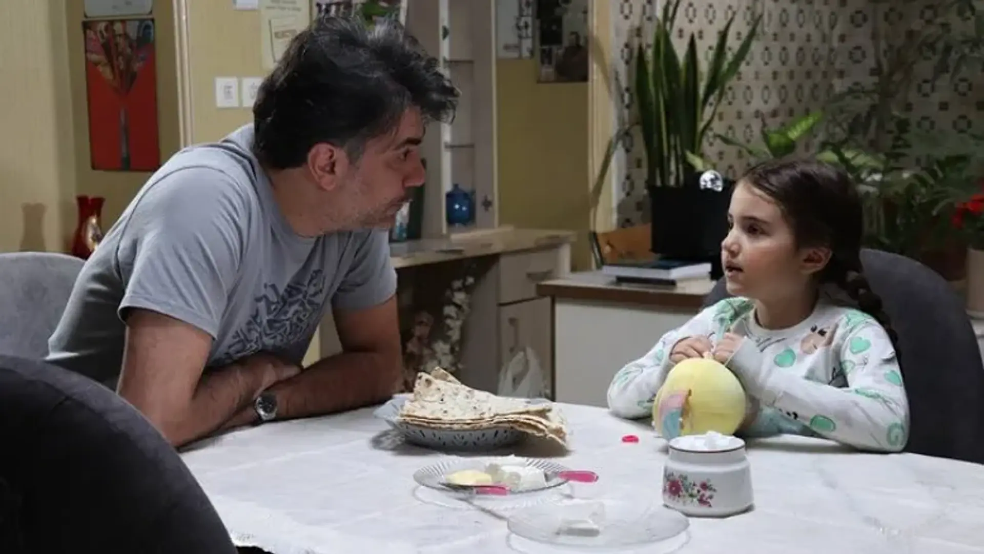 اکران فیلم کوتاه «آغوش امن»؛ روایت تأثیر مشکلات مالی بر خانواده‌ها