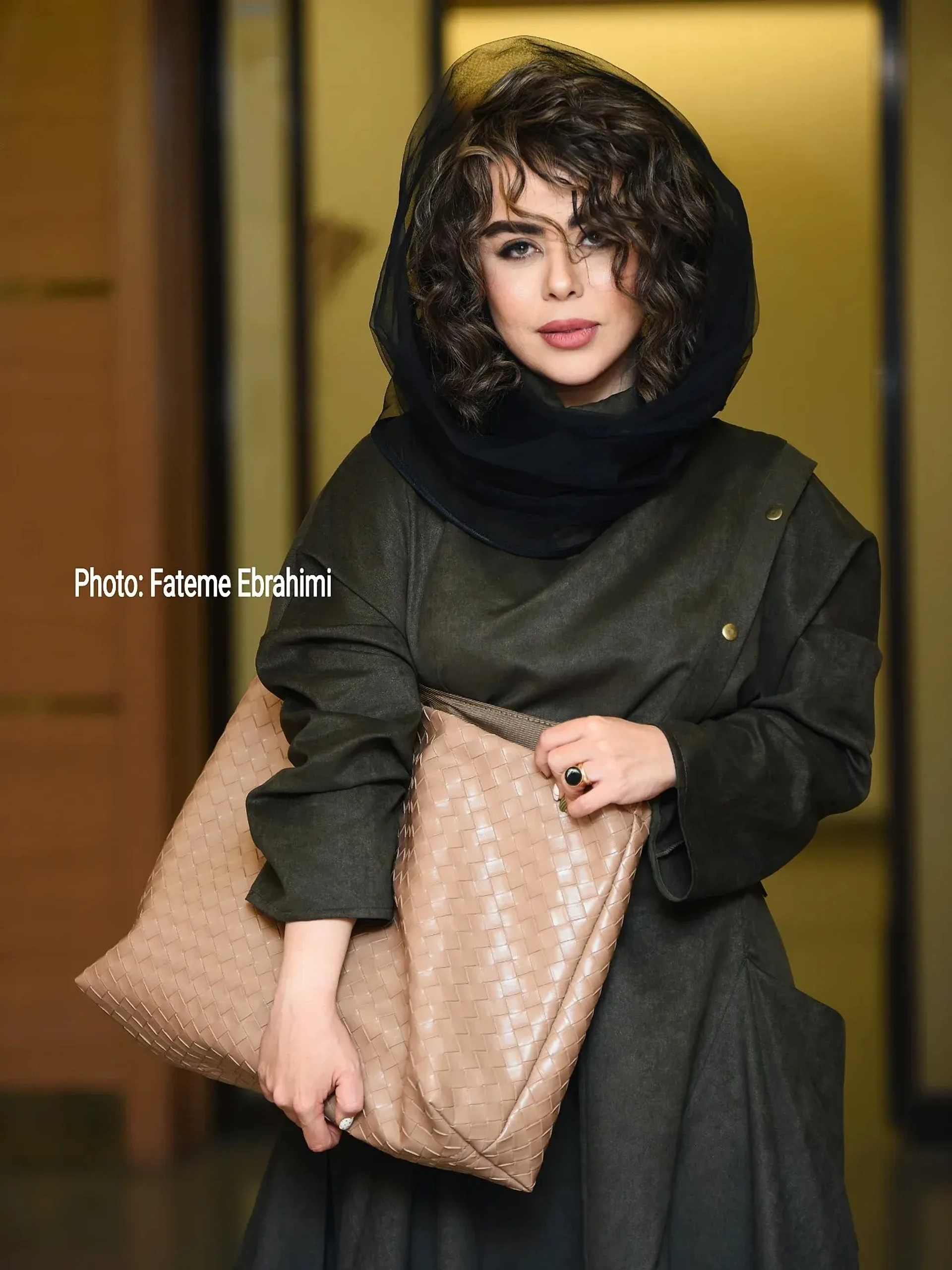 واکنش الهام اخوان از انتقادها به استایل او: لباسم خوب بود، کیفم کار را خراب کرد!