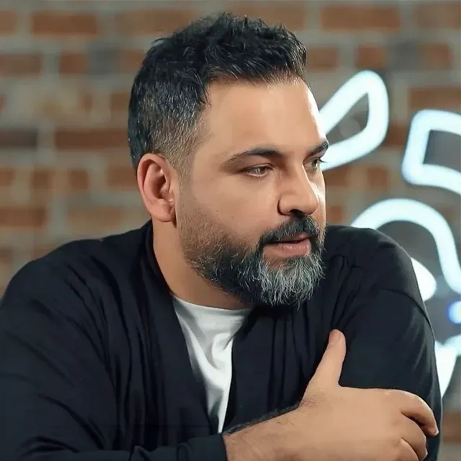 تعجب احسان علیخانی از هوش مصنوعی و اپلیکیشنی که نسخه دیجیتال مادر را می‌سازد