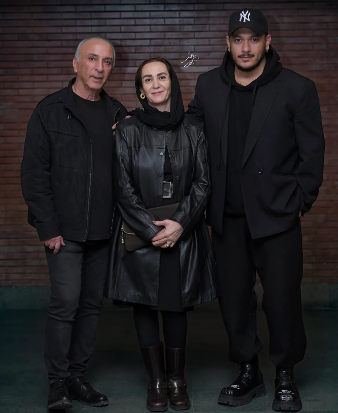 ویدئویی از حضور اشوان، پدر و مادرش و نوید پورفرج در پشت صحنه یک تئاتر