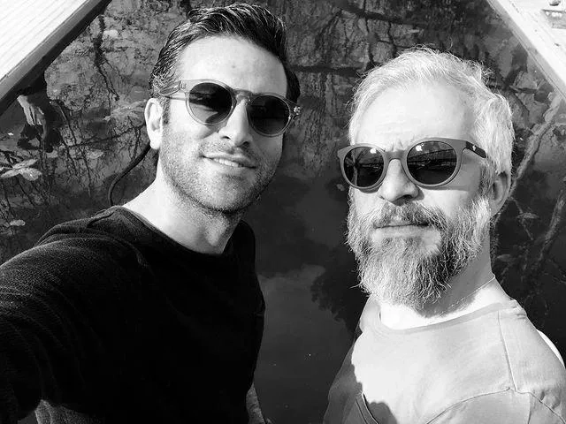 هوتن شکیبا در آغوش کاظم سیاحی در پشت صحنه یک نمایش