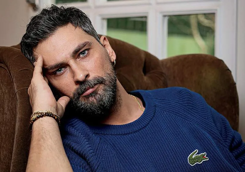 ۱. اونور تونا (Onur Tuna) در نقش امیرخان کارا اصلان