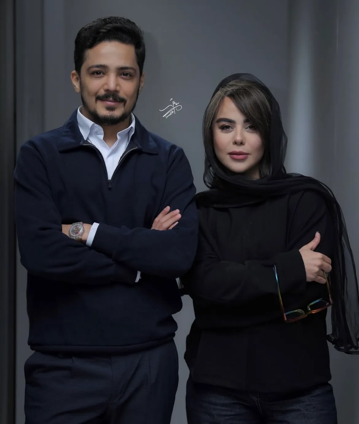 الهام اخوان، مجبد نوروزی و سایر بازیگران در پشت صحنه نمایش جشن